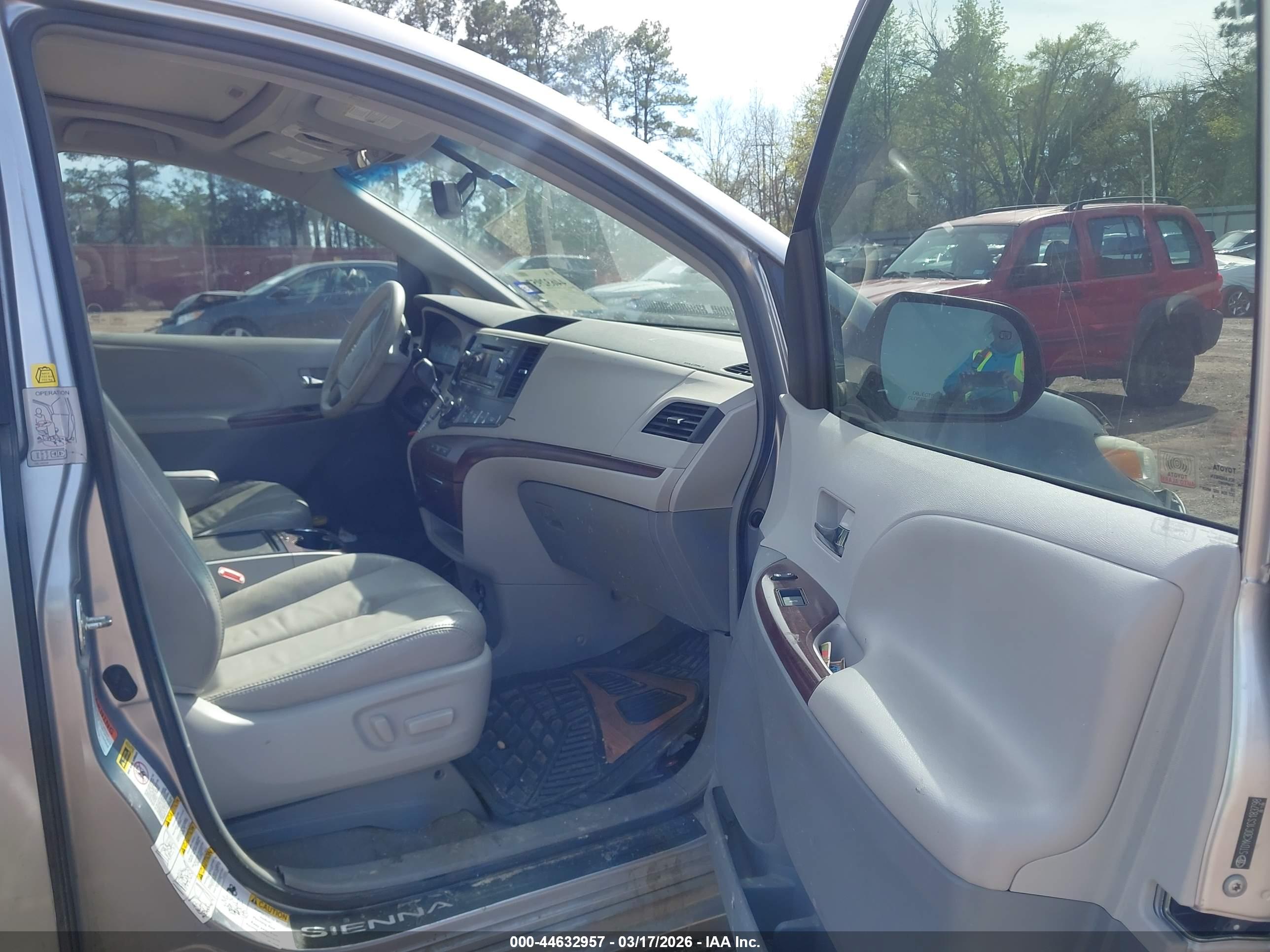 TOYOTA SIENNA image 5