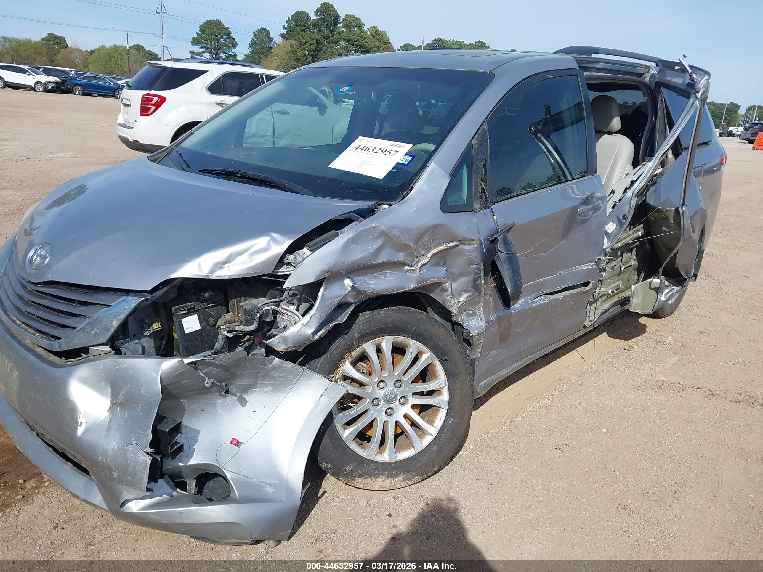 TOYOTA SIENNA image 6