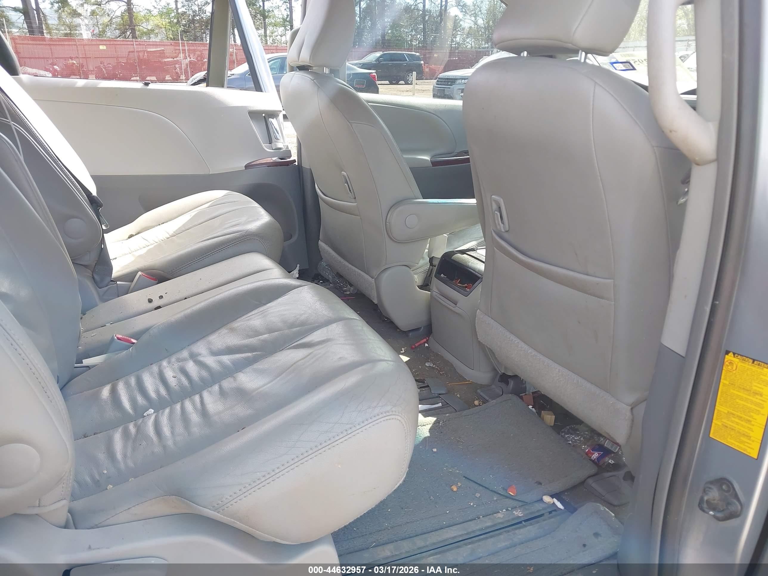 TOYOTA SIENNA image 8