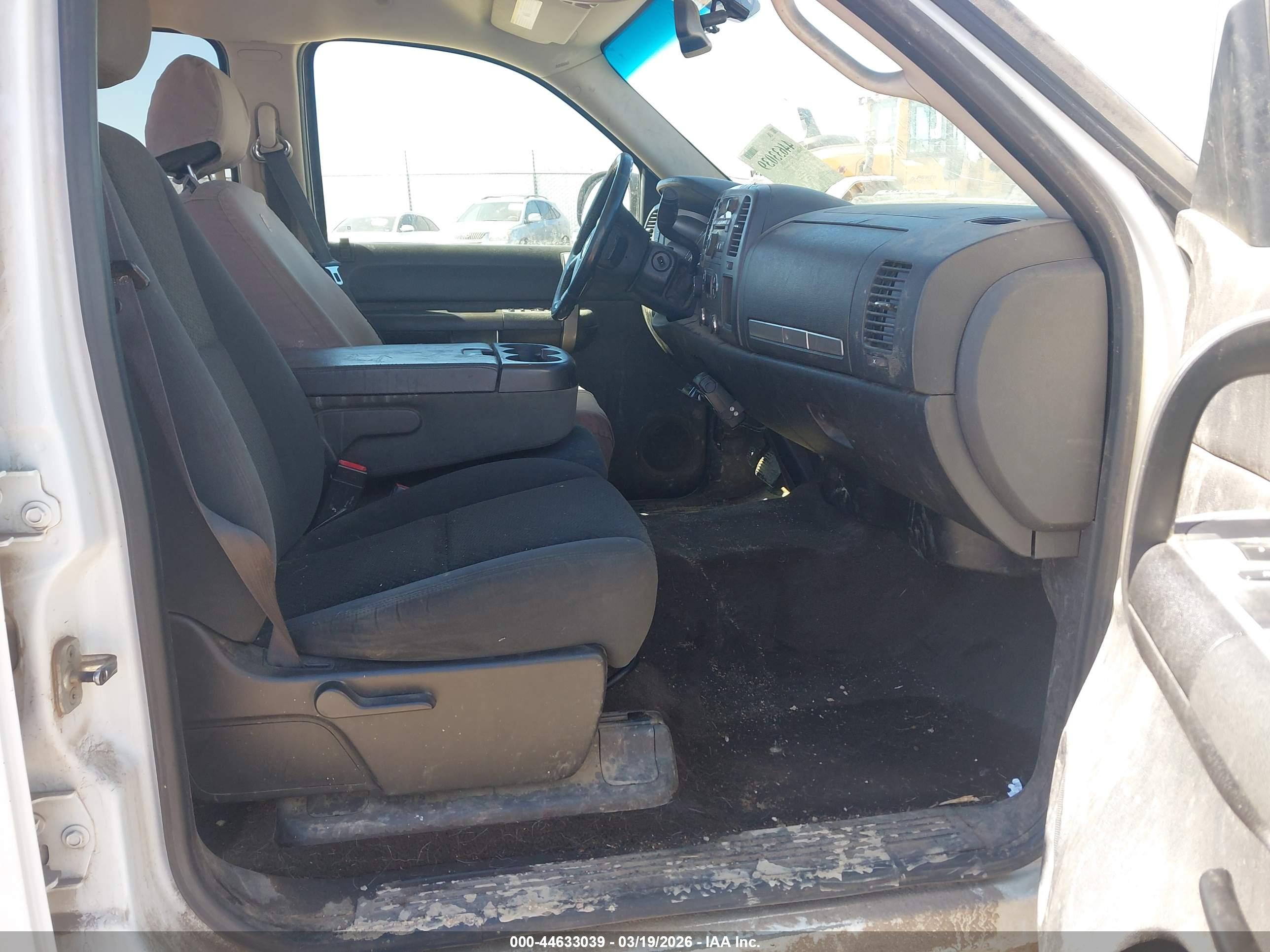 CHEVROLET SILVERADO image 5