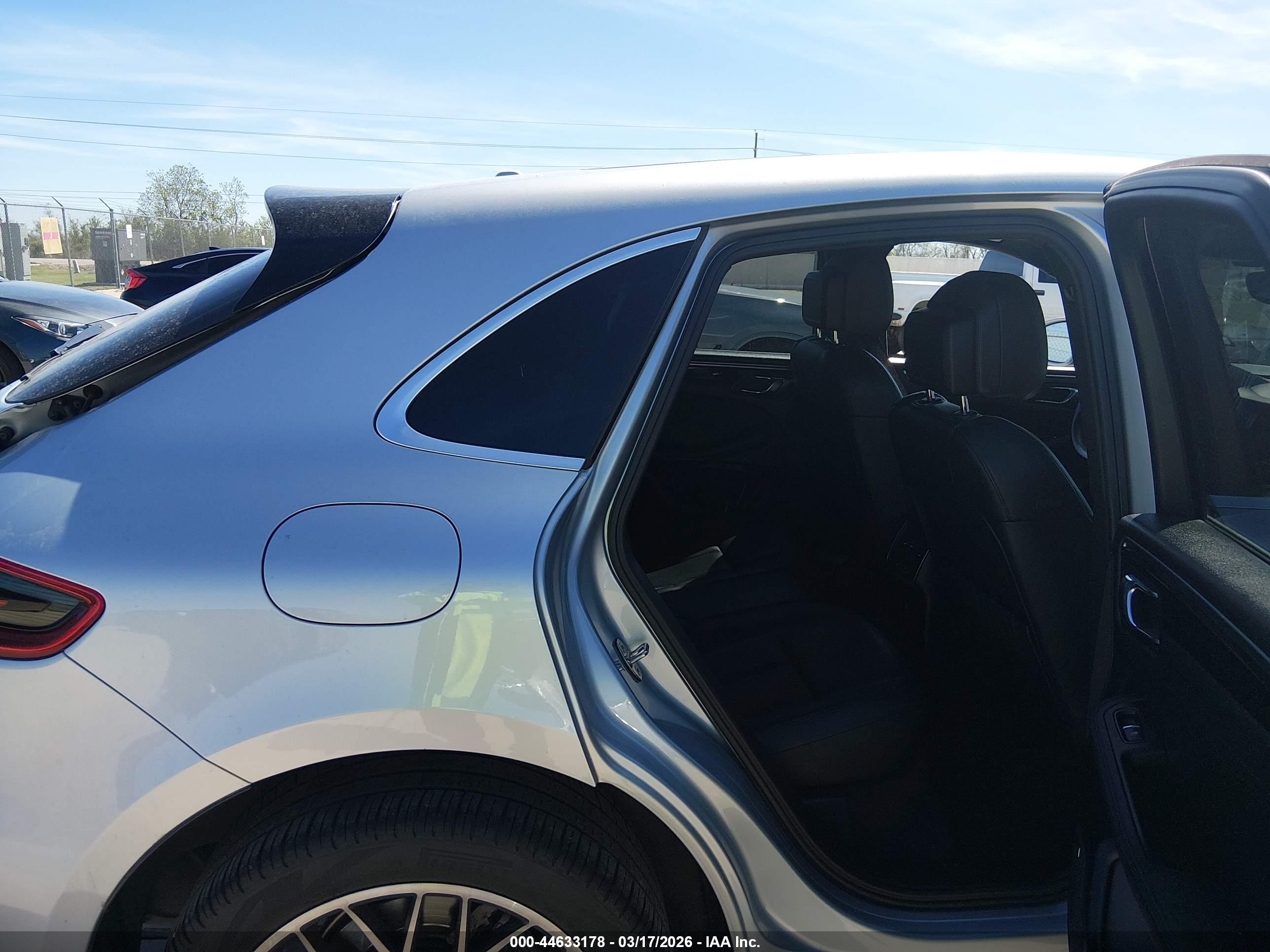 PORSCHE MACAN image 8