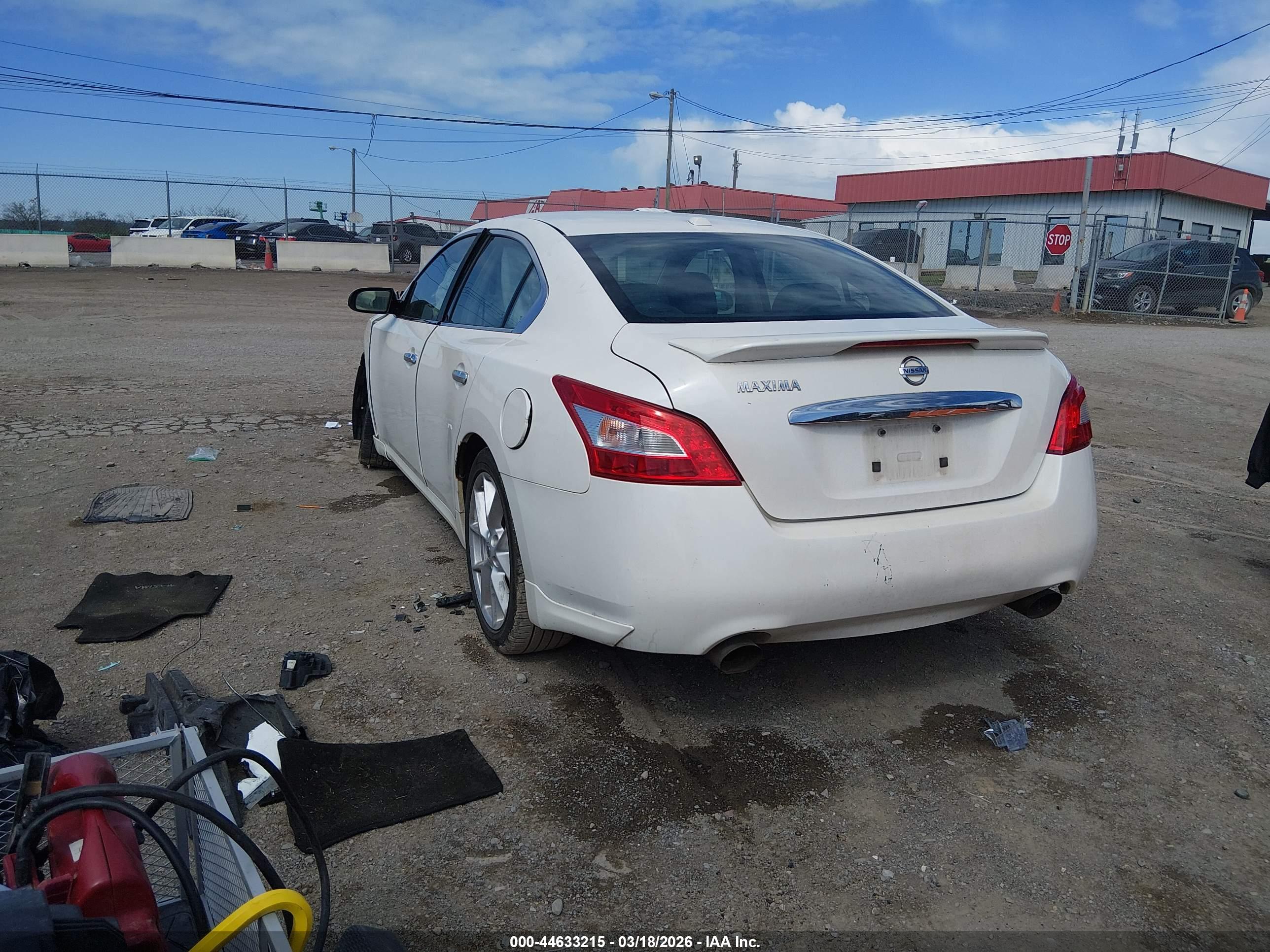 NISSAN MAXIMA image 3