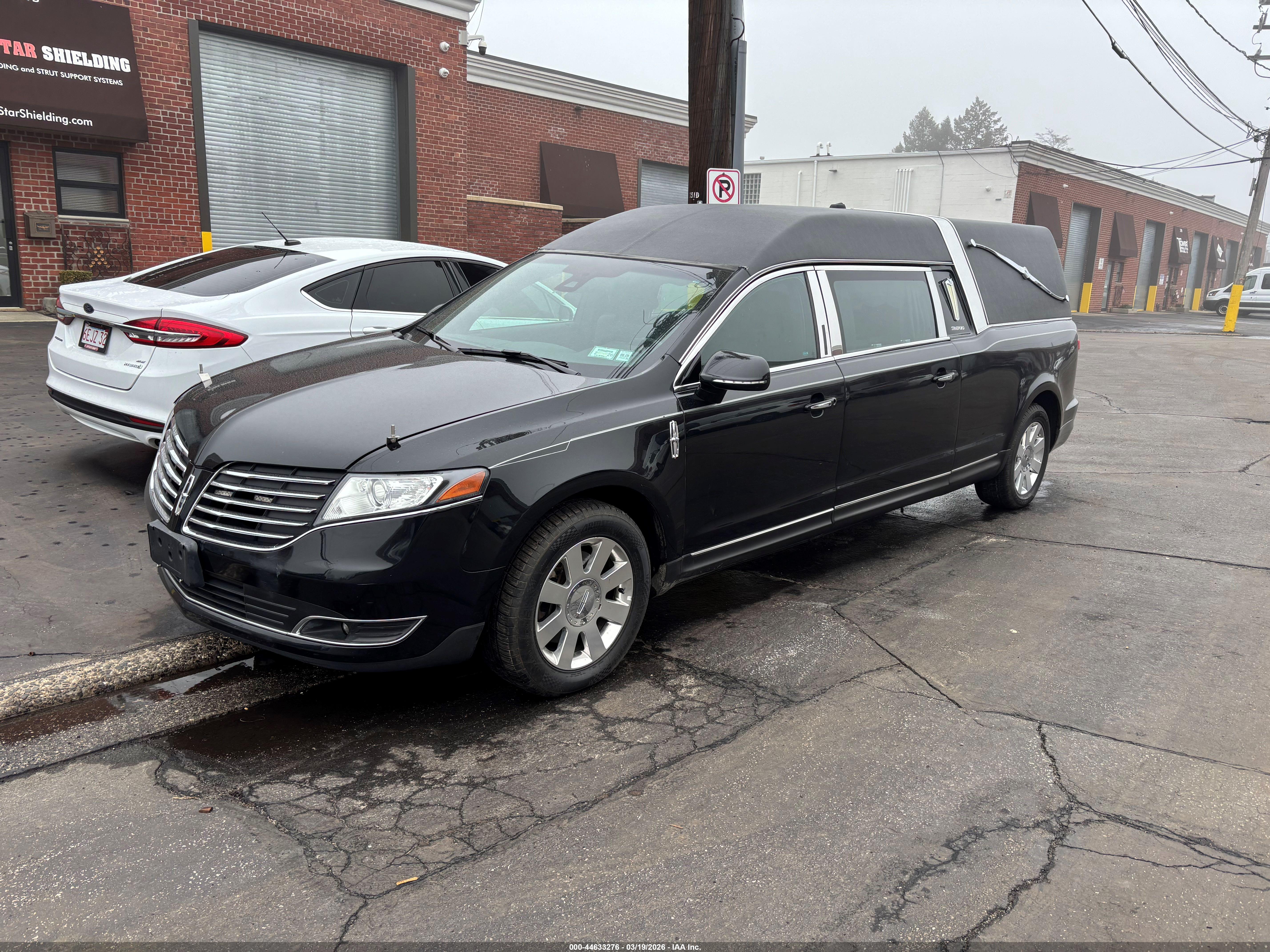 LINCOLN MKT image 2