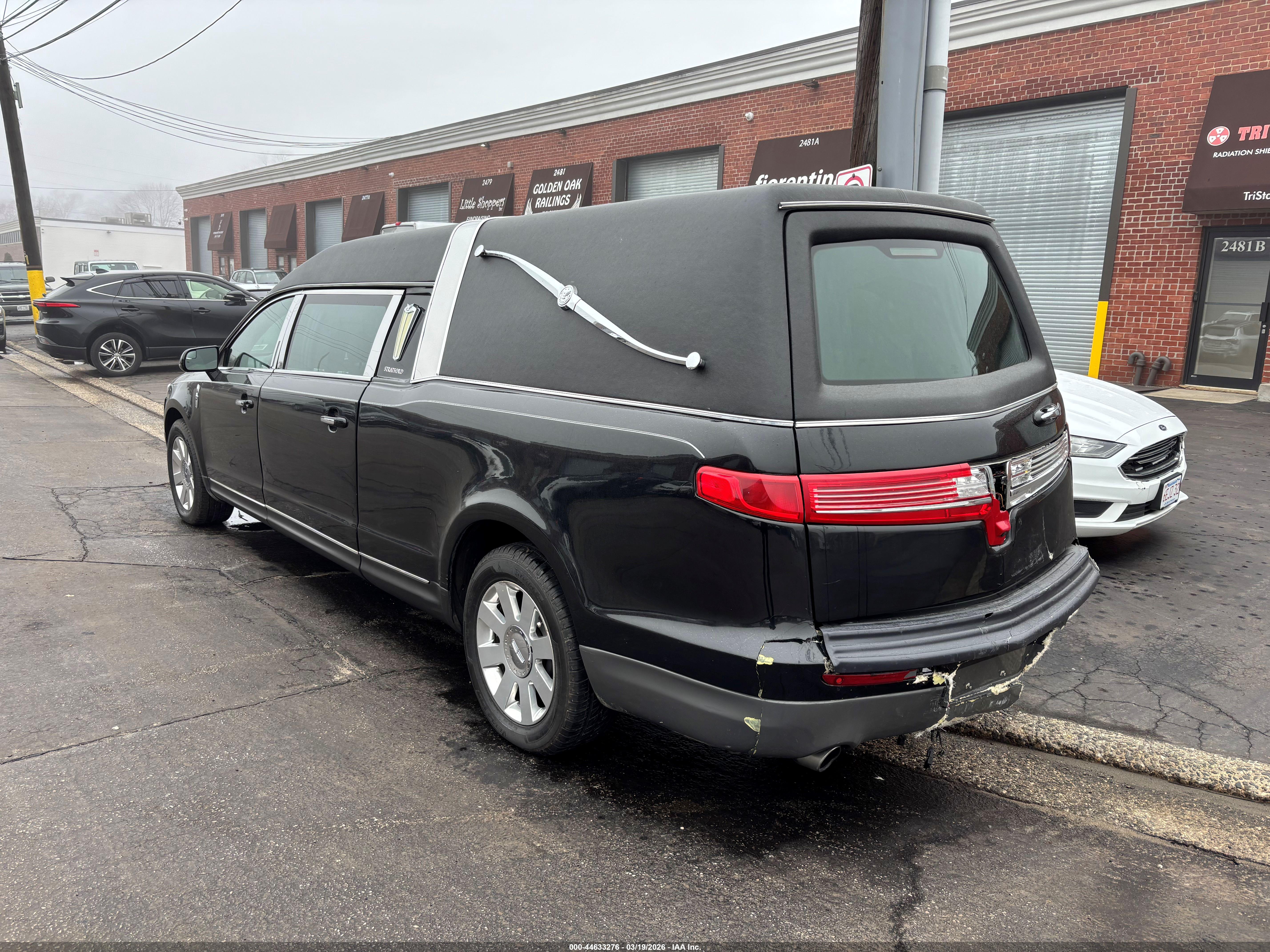 LINCOLN MKT image 3