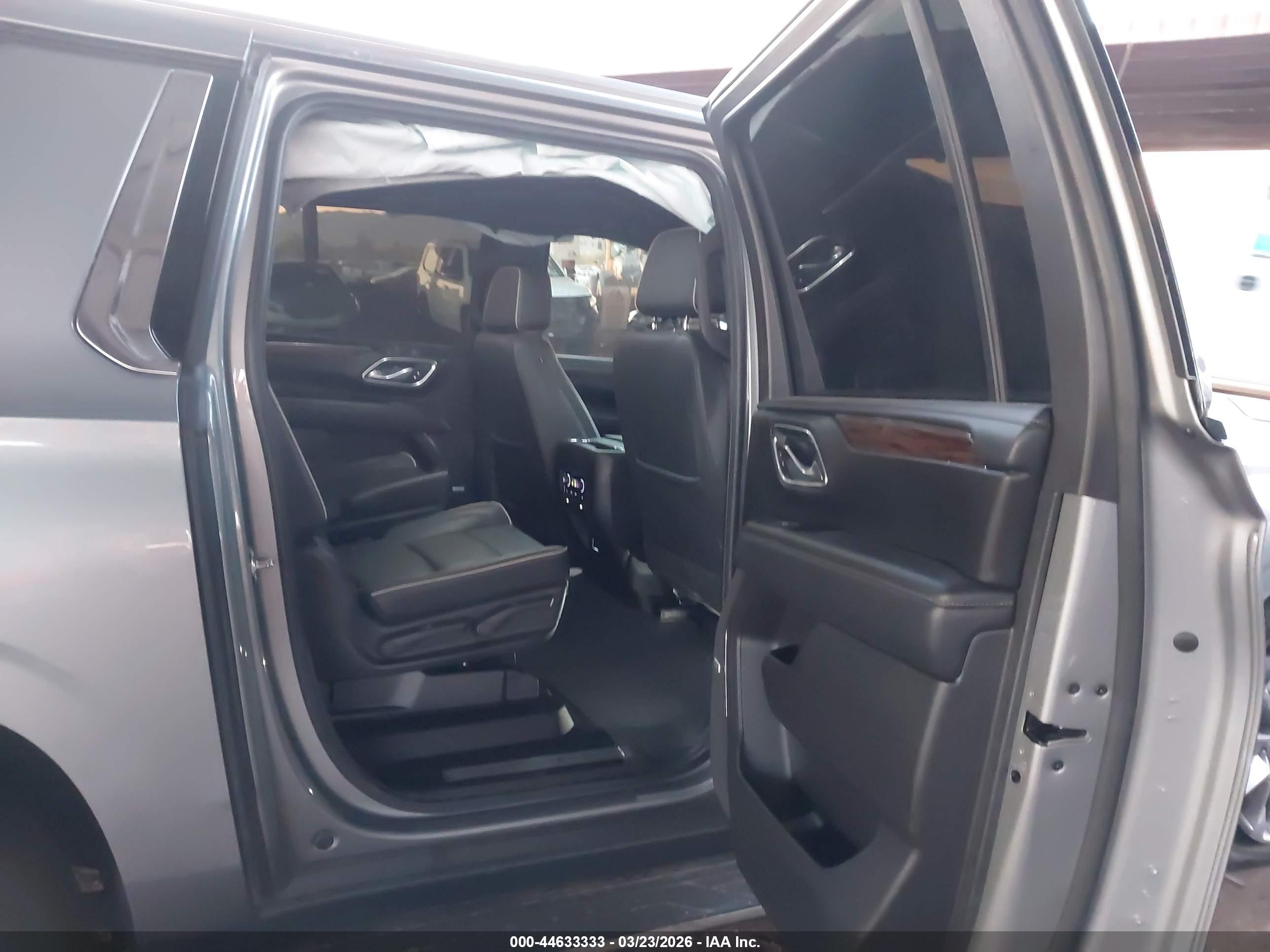 CHEVROLET SUBURBAN image 8