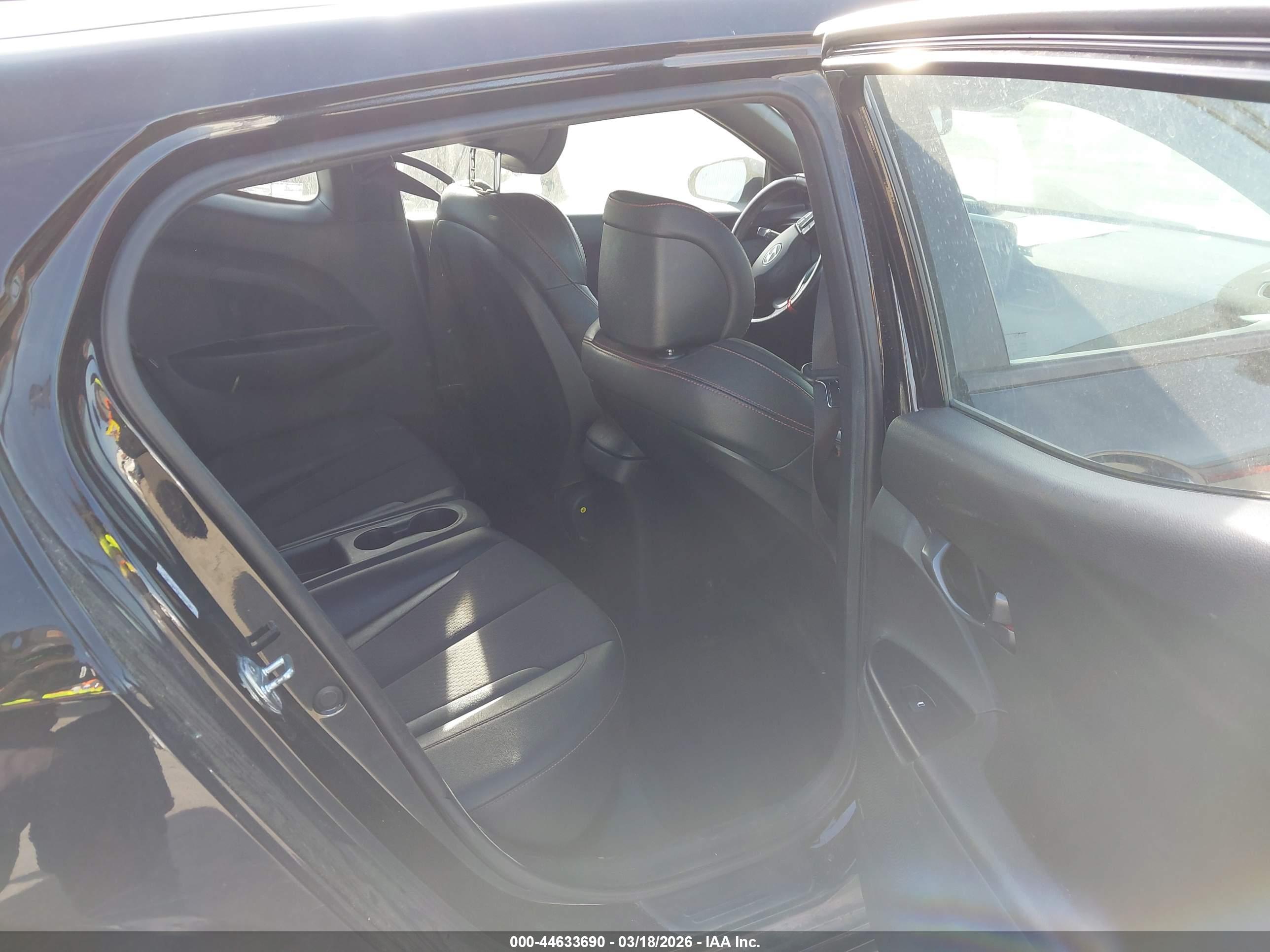 HYUNDAI VELOSTER image 8