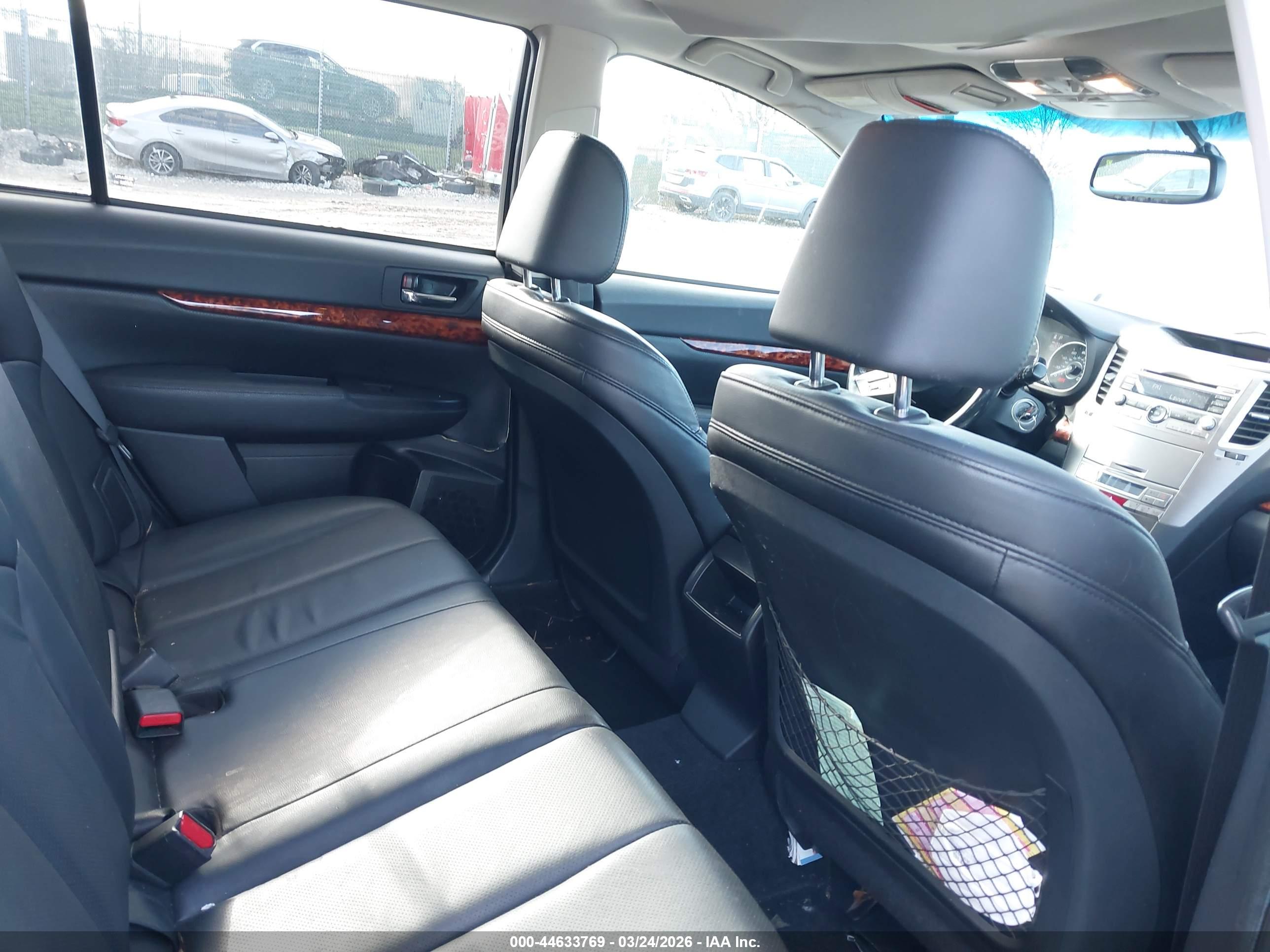 SUBARU OUTBACK image 8
