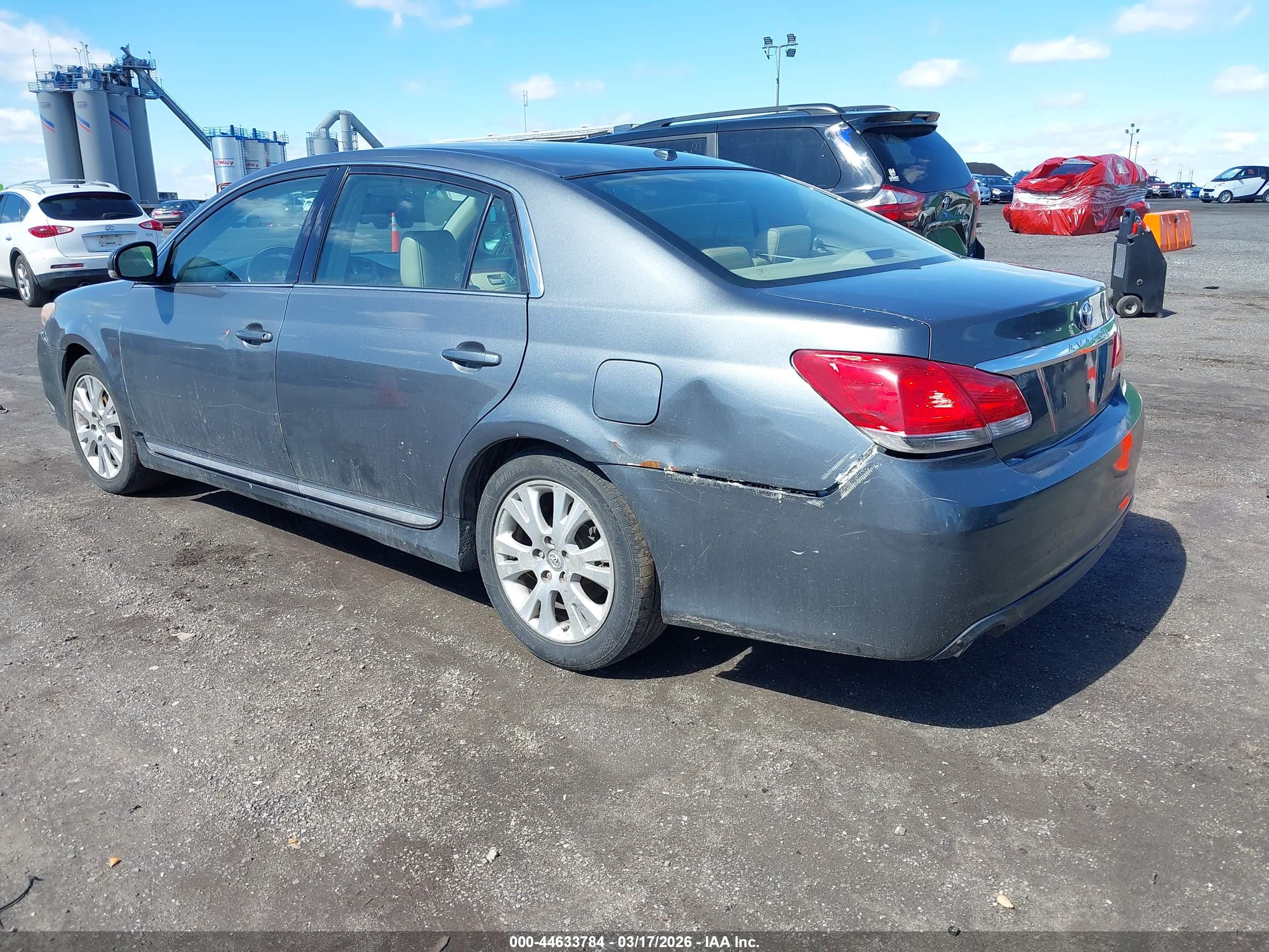 TOYOTA AVALON image 3