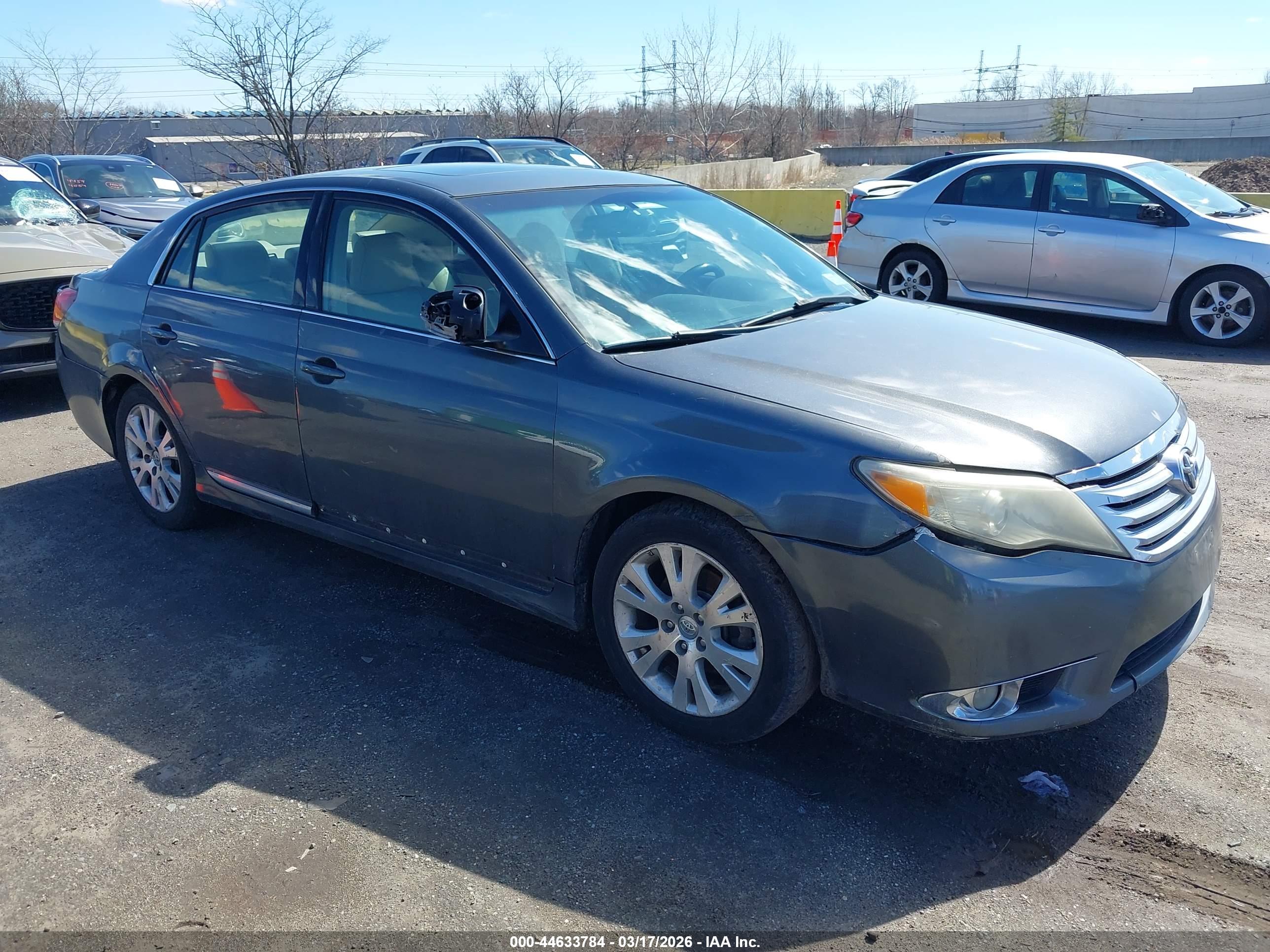 TOYOTA AVALON image 6