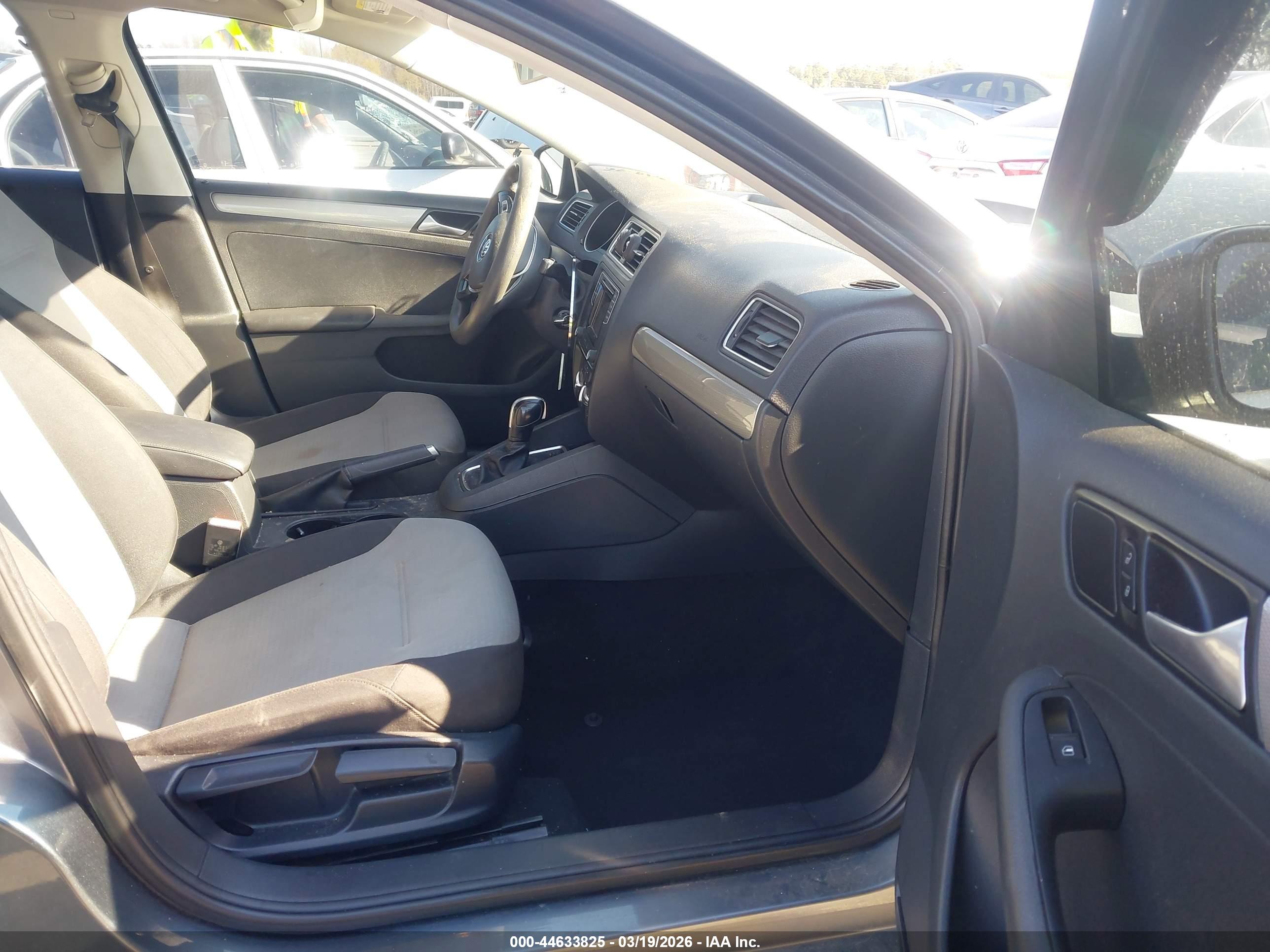 VOLKSWAGEN JETTA image 5