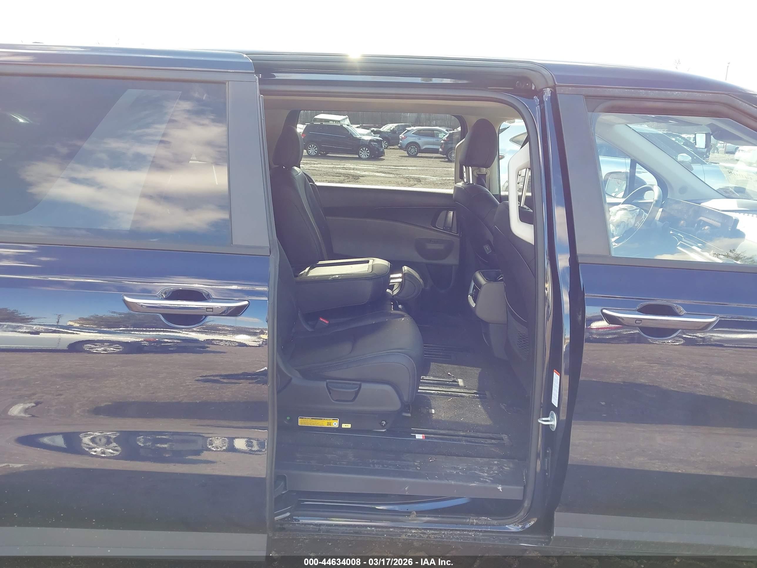 KIA CARNIVAL image 8