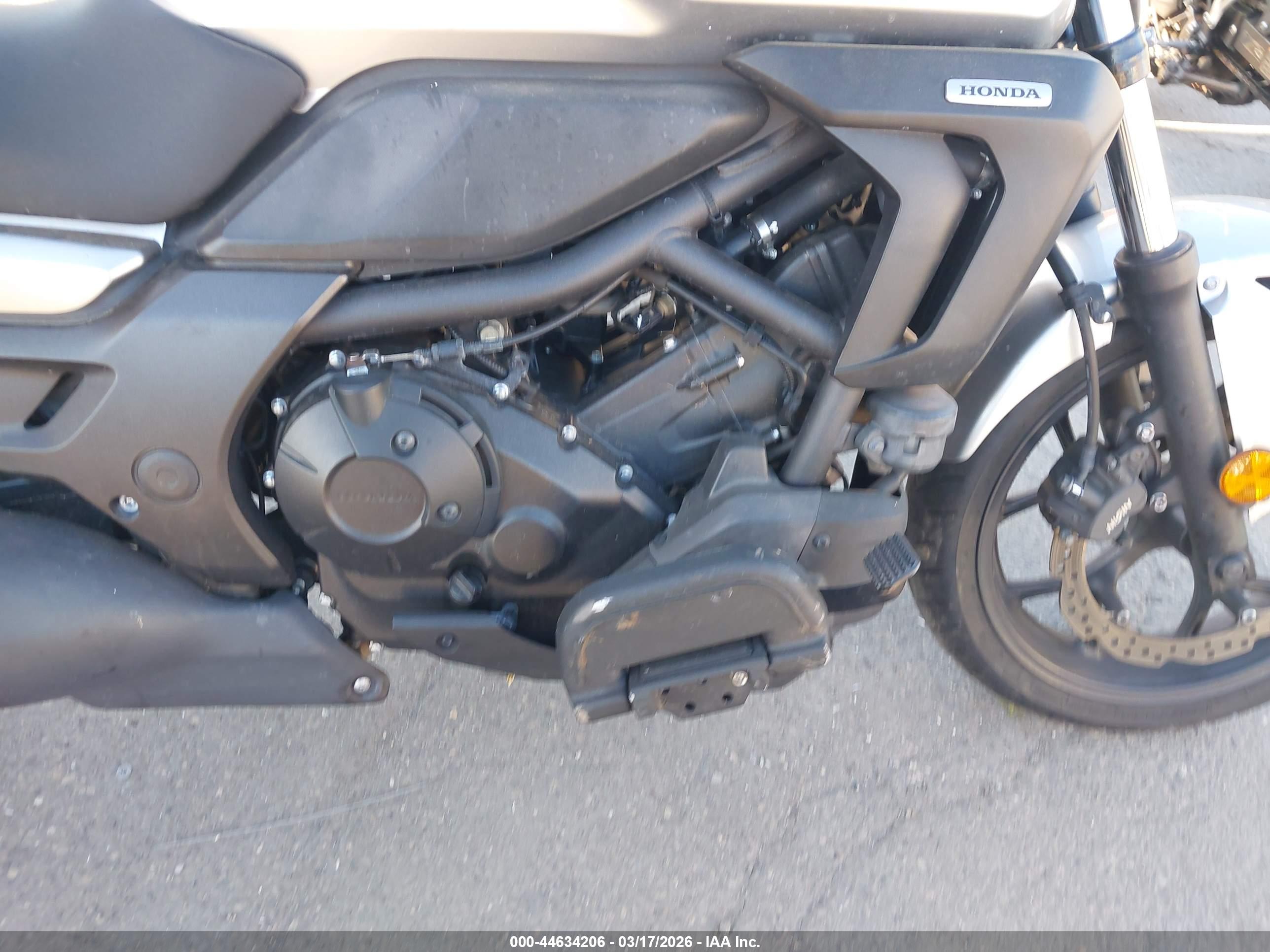 HONDA CTX700 image 8