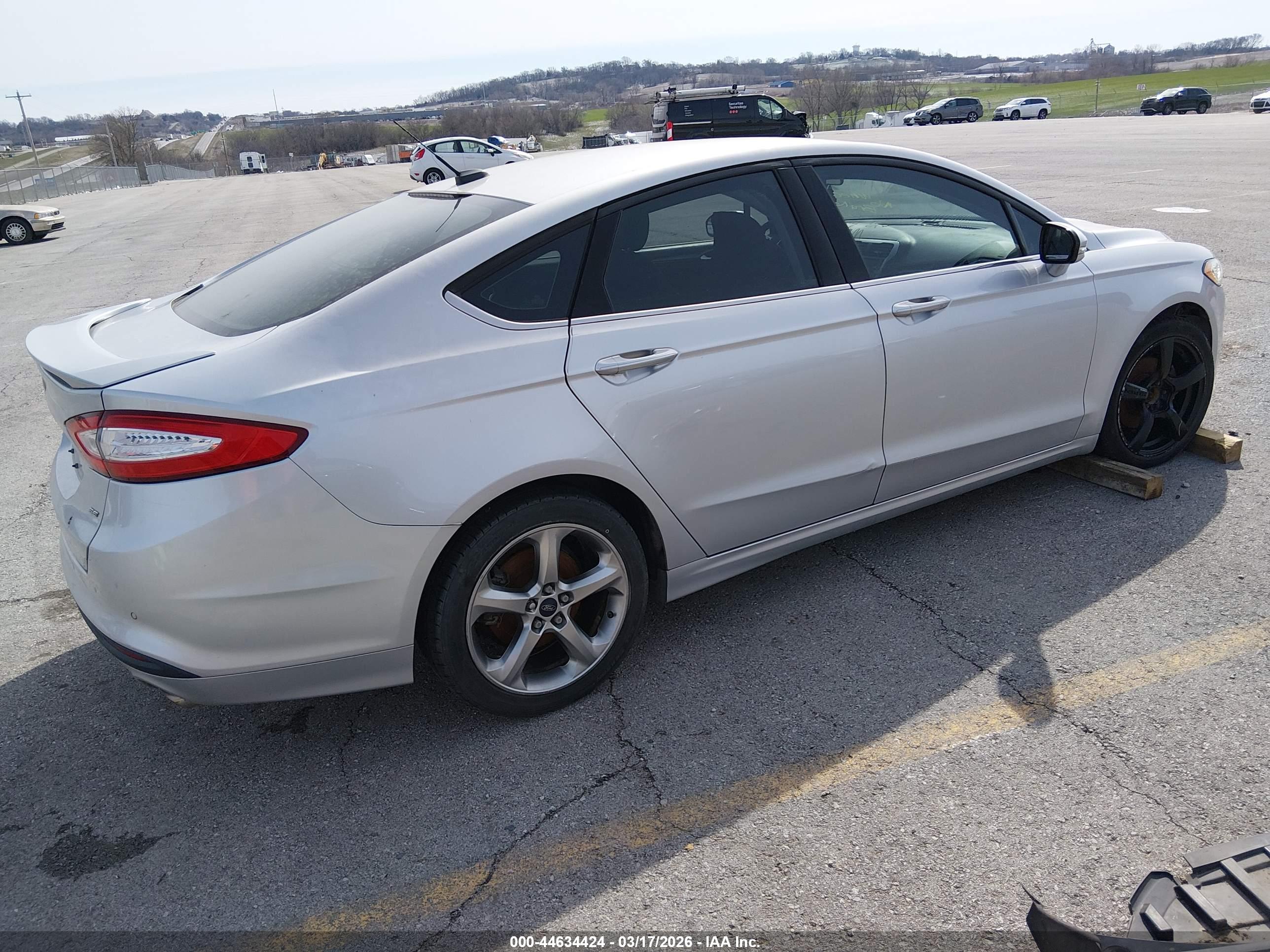 FORD FUSION image 4