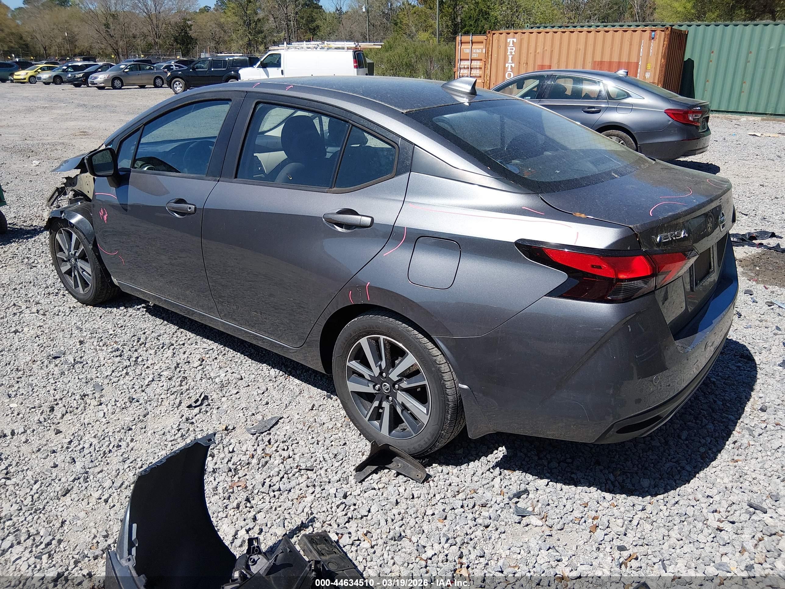 NISSAN VERSA image 3