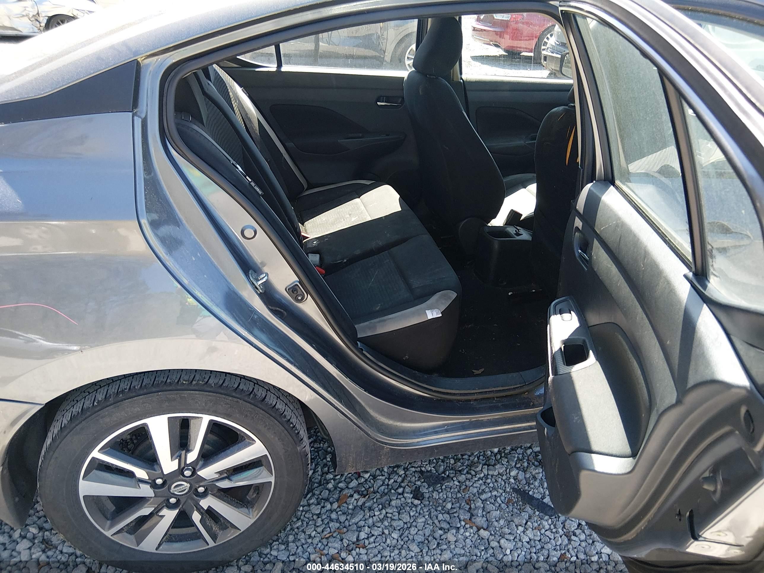 NISSAN VERSA image 8