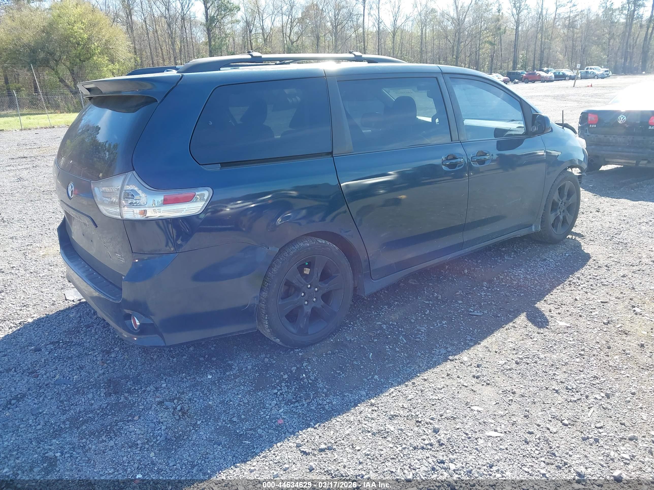 TOYOTA SIENNA image 4