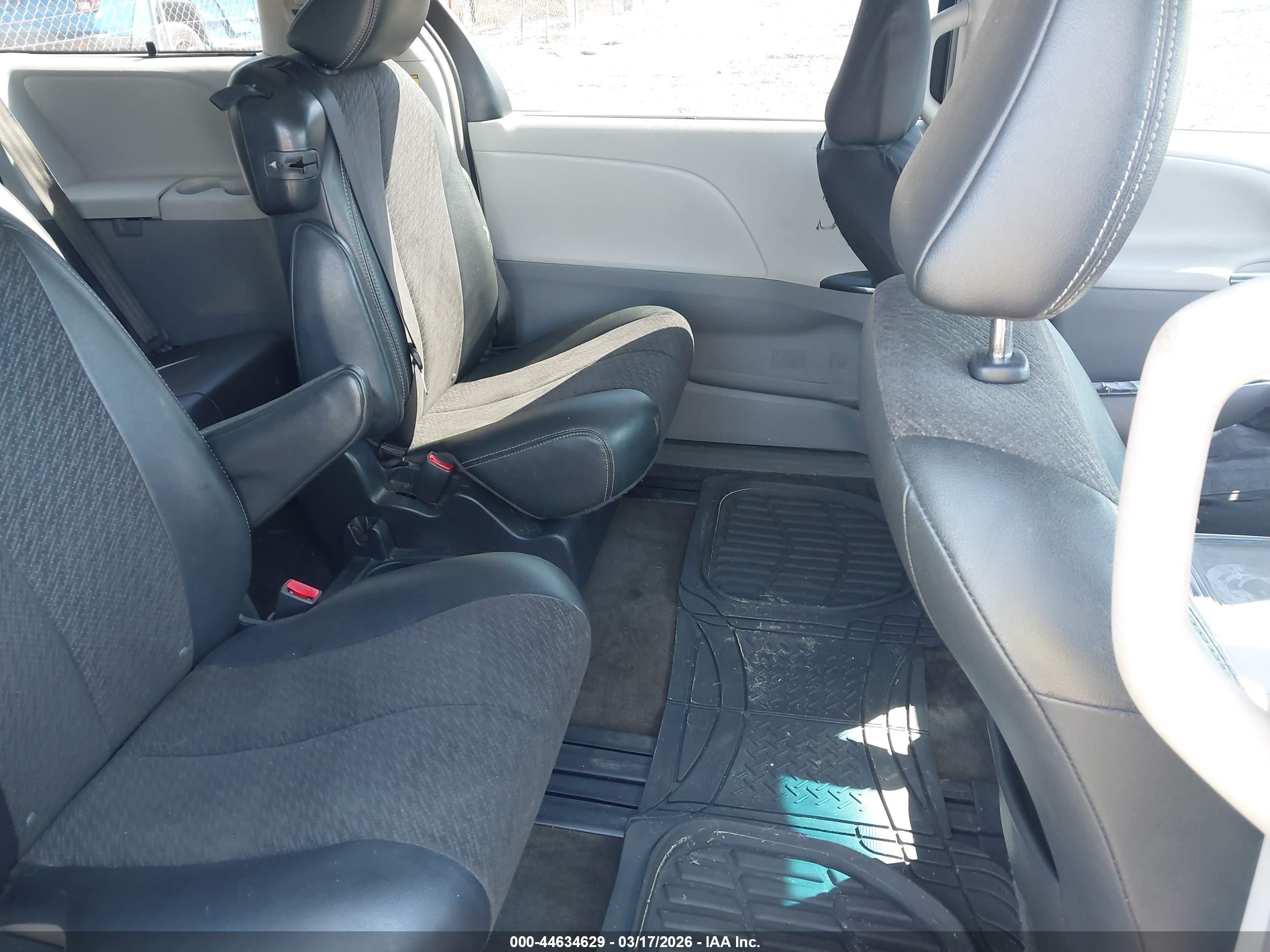 TOYOTA SIENNA image 8
