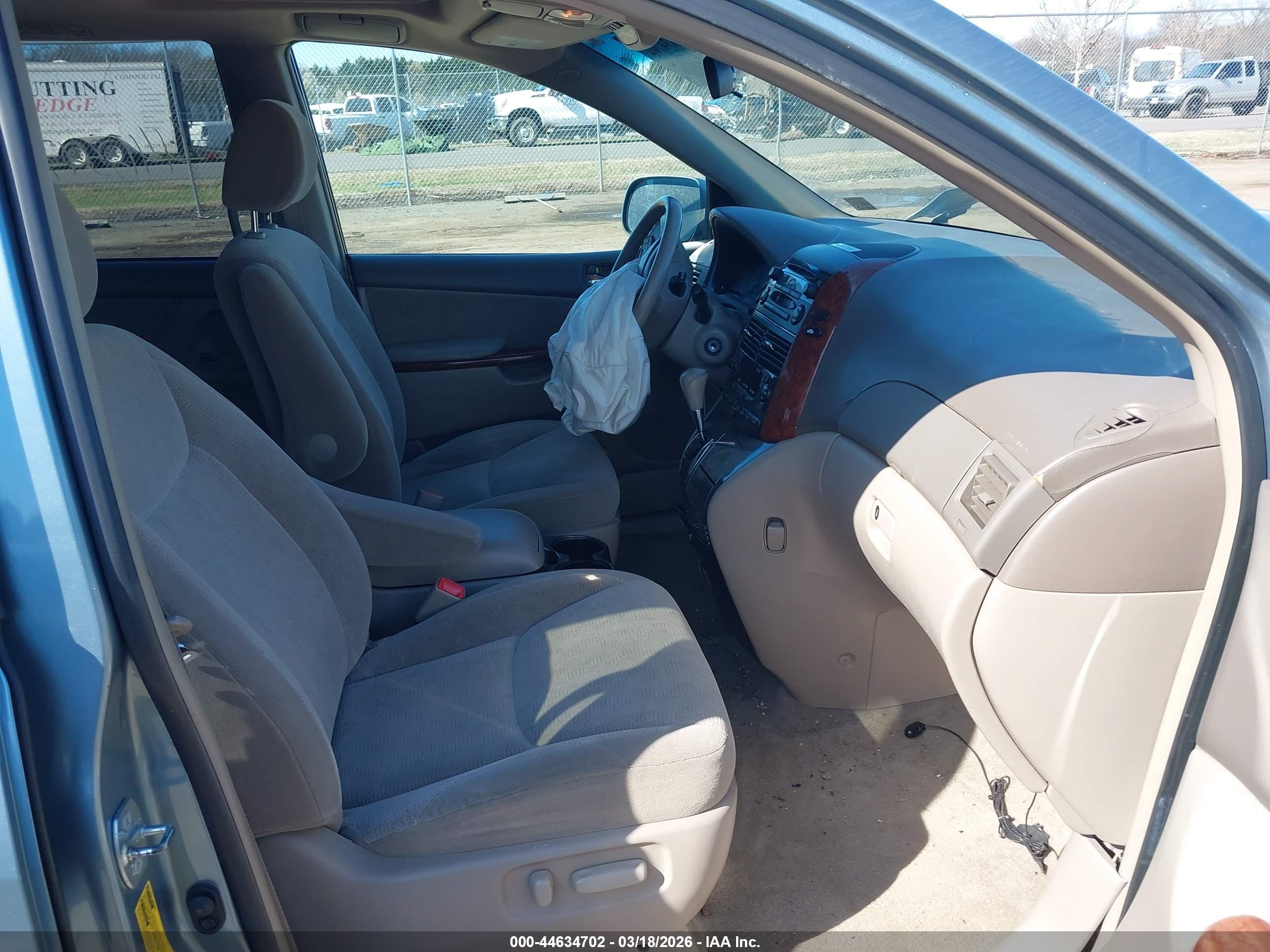 TOYOTA SIENNA image 5