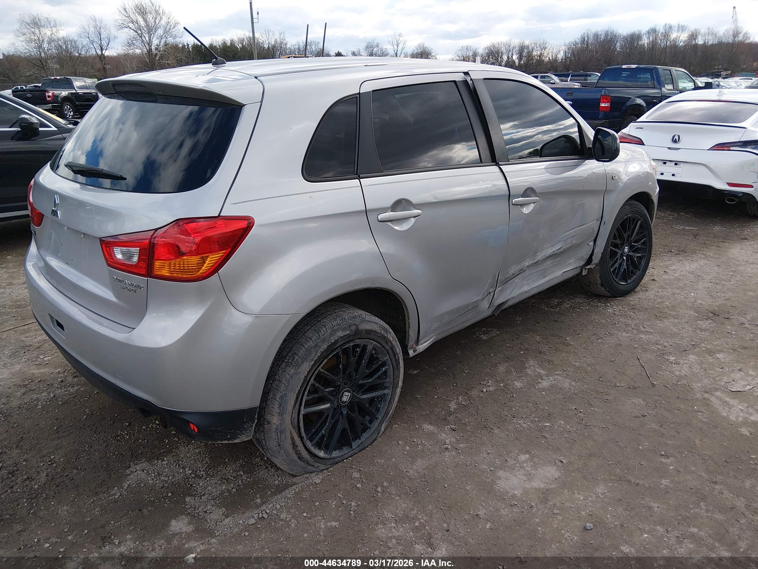 MITSUBISHI OUTLANDER image 4