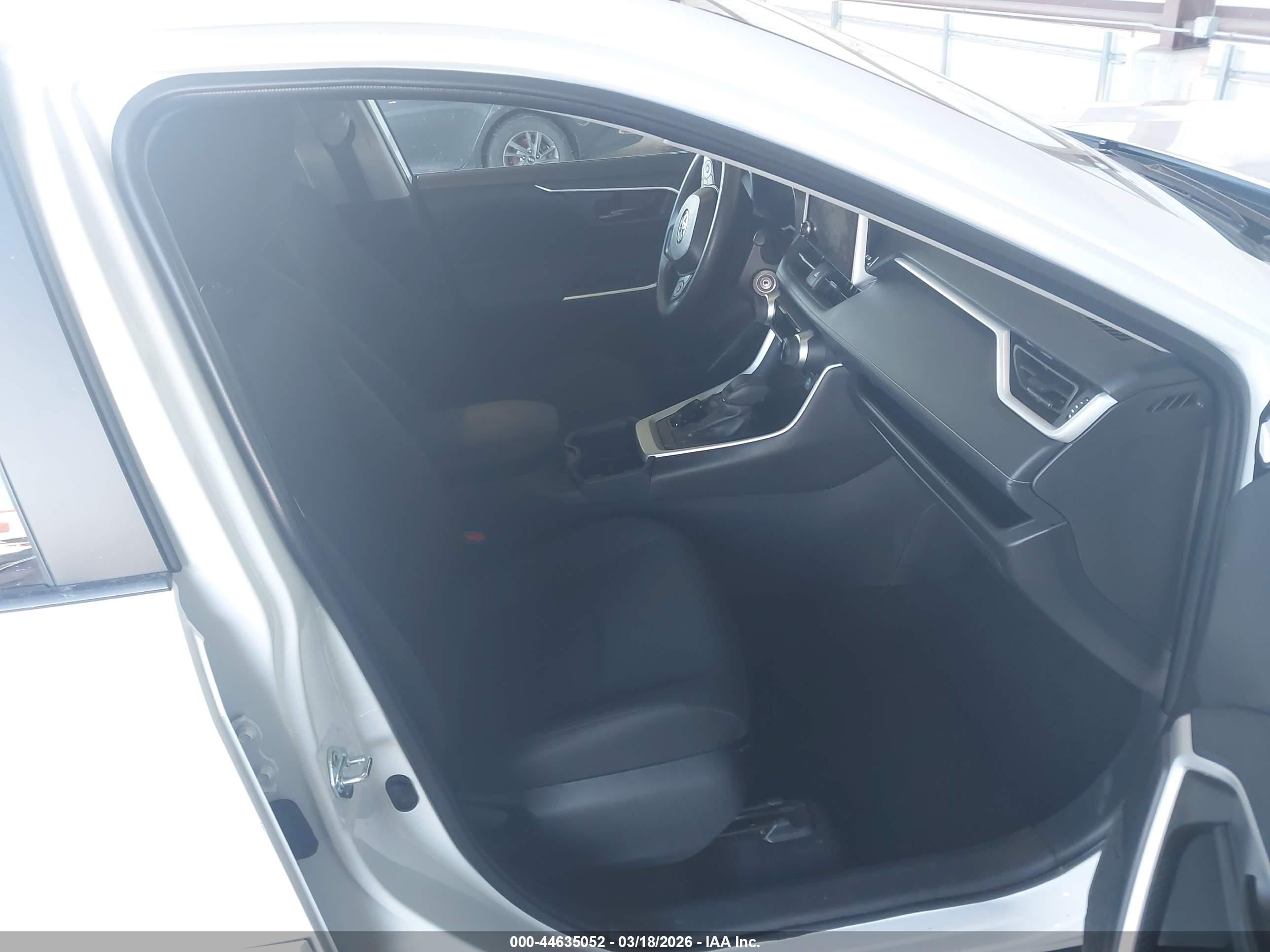 TOYOTA RAV4 image 5