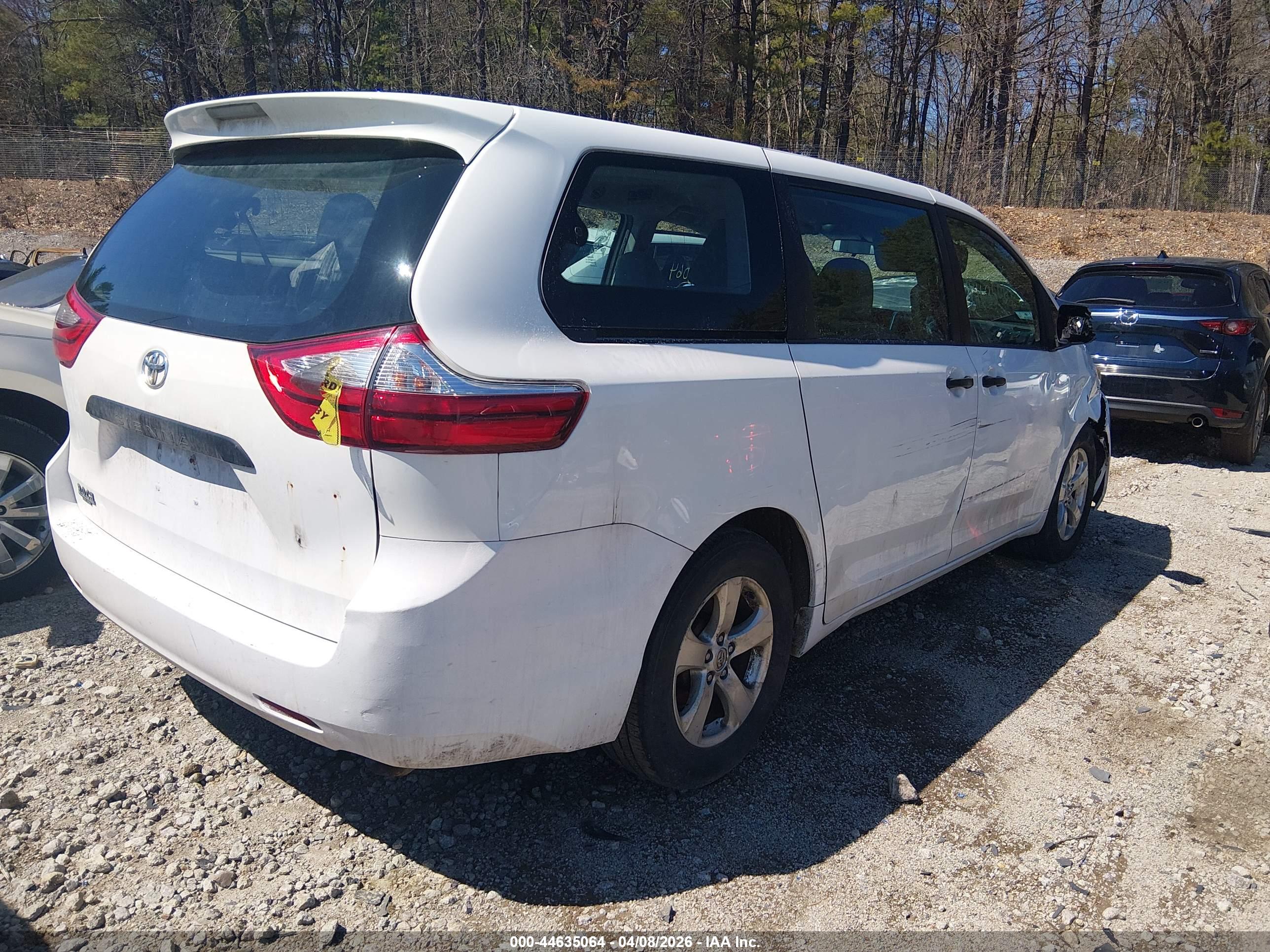 TOYOTA SIENNA image 4