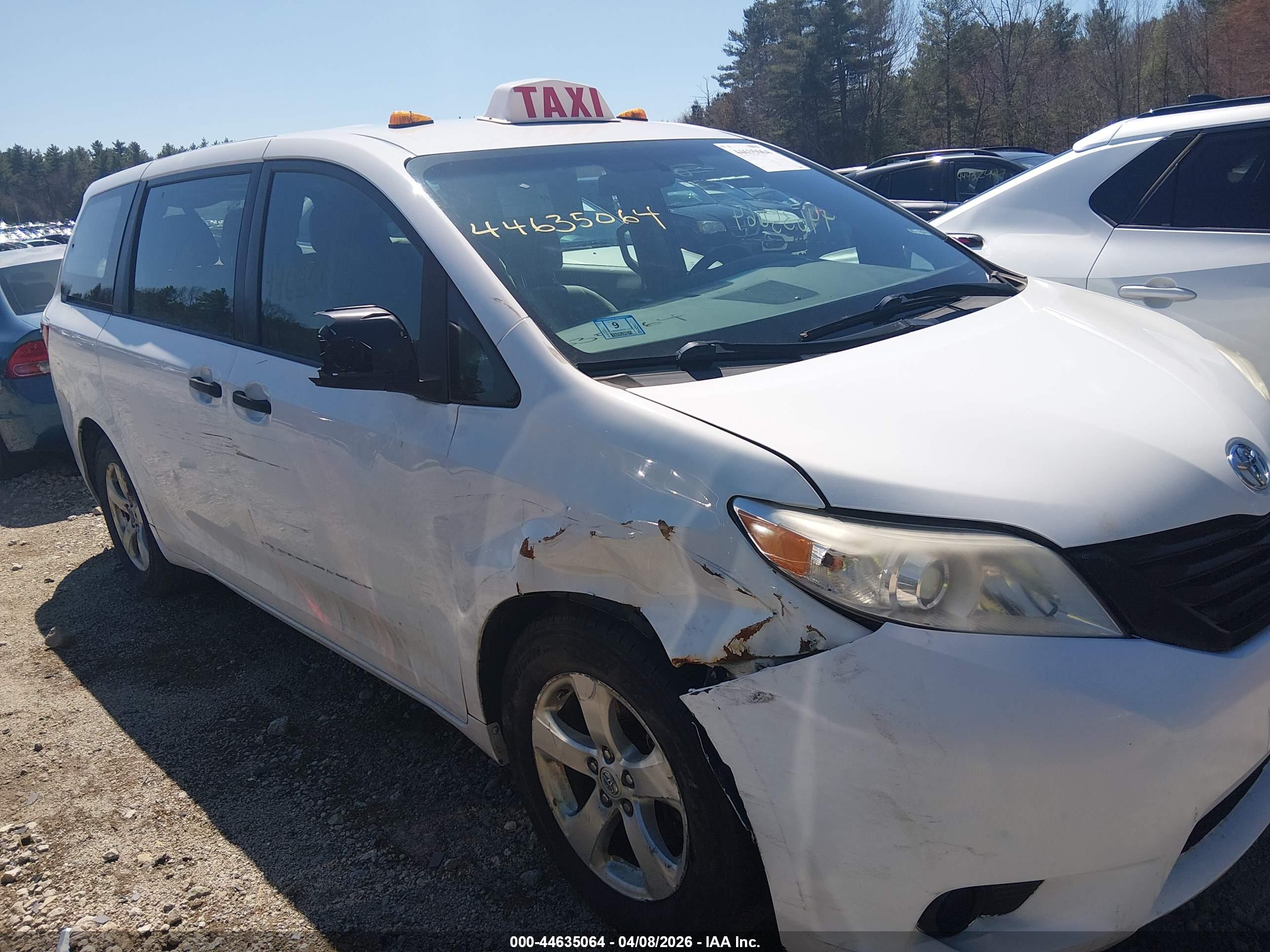 TOYOTA SIENNA image 6