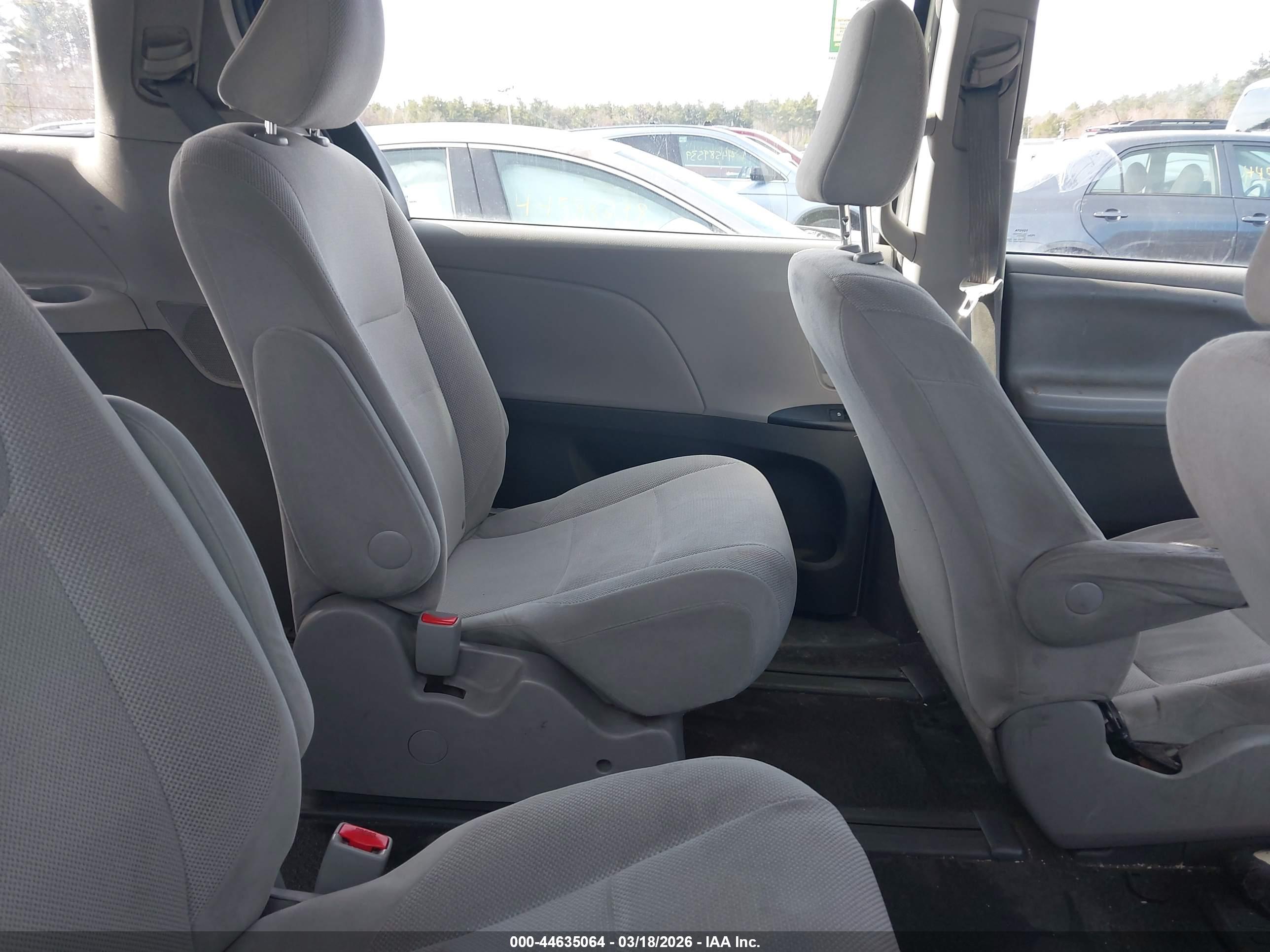 TOYOTA SIENNA image 8