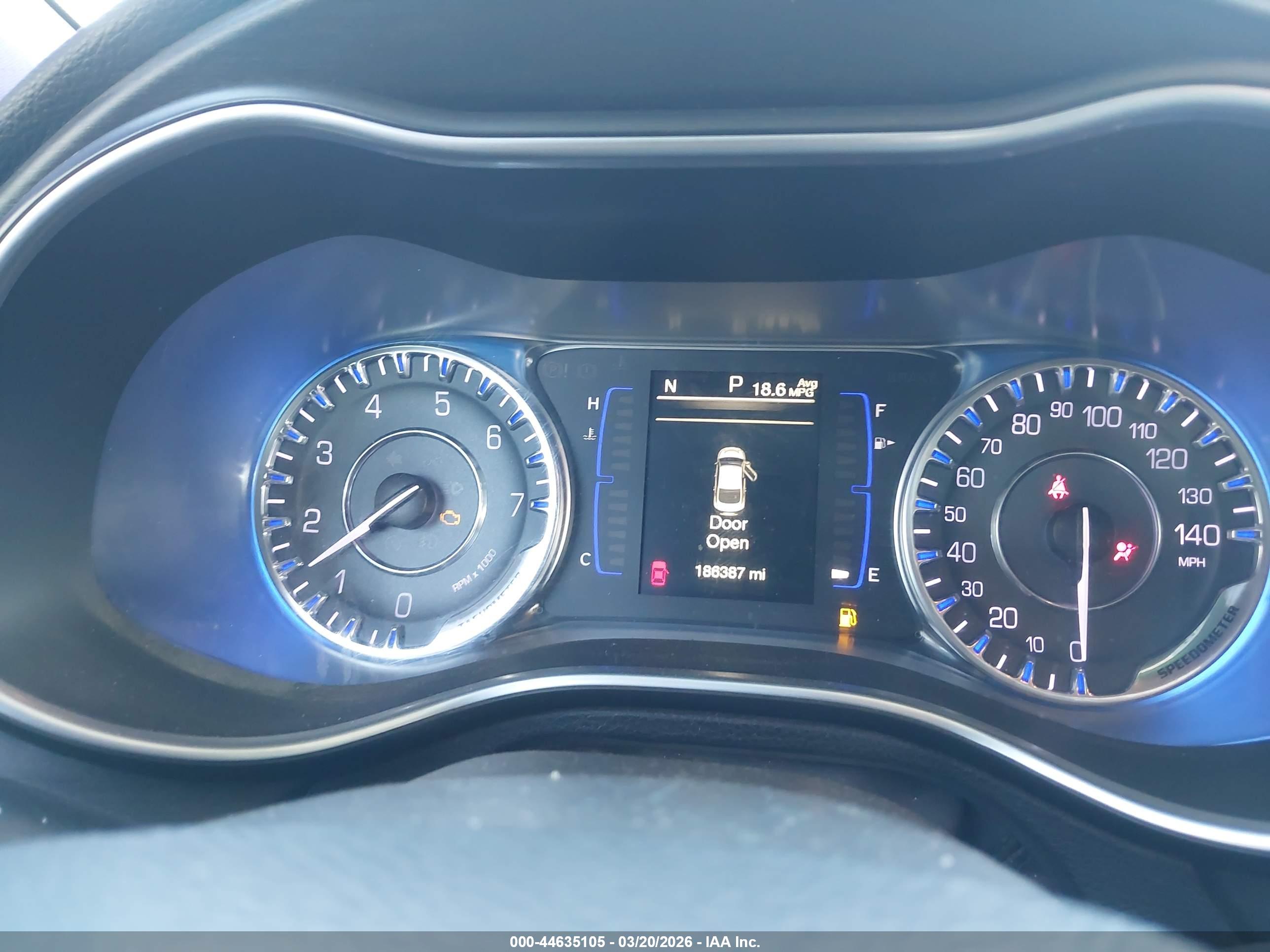 CHRYSLER 200 image 7