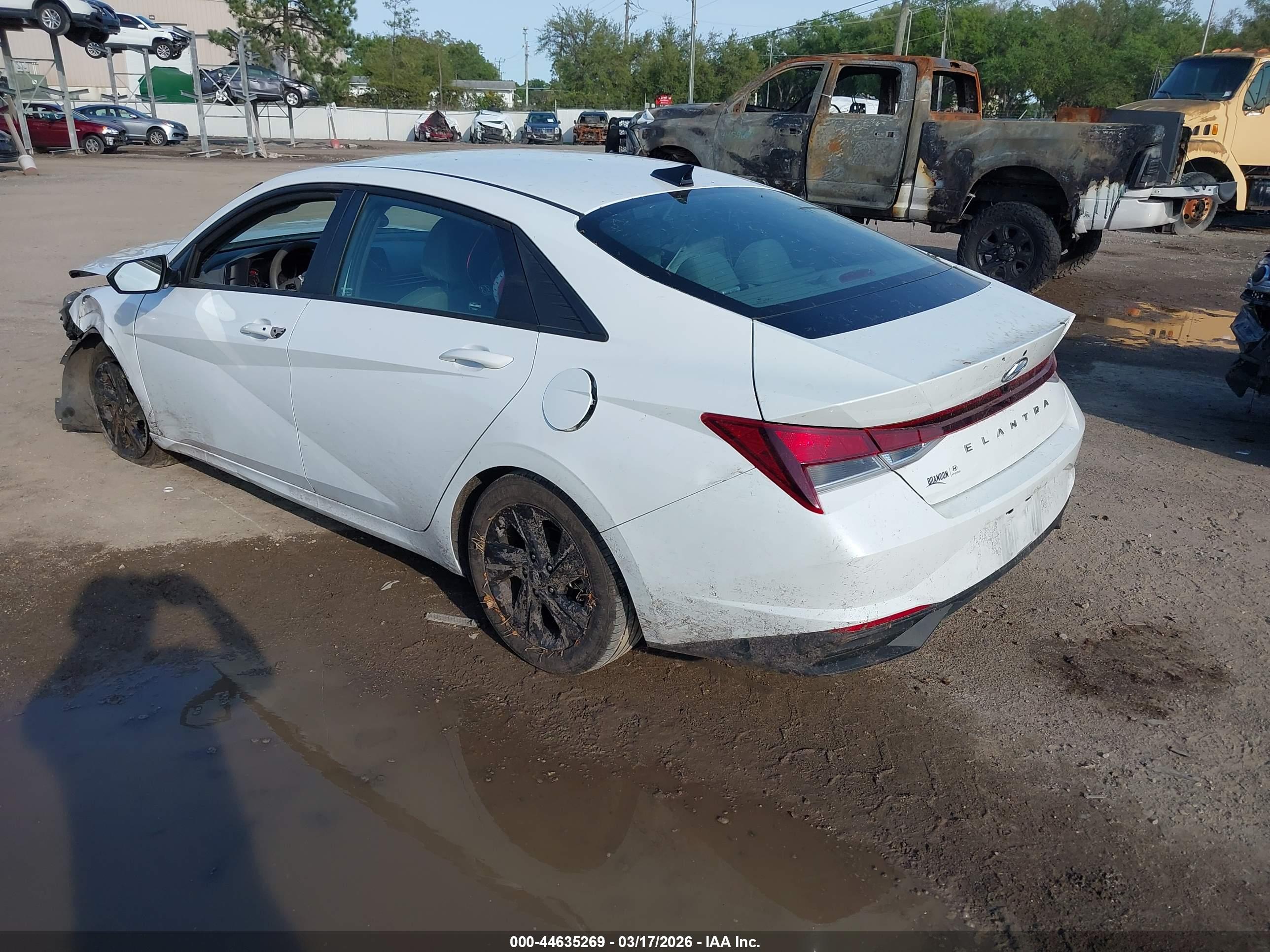 HYUNDAI ELANTRA image 3