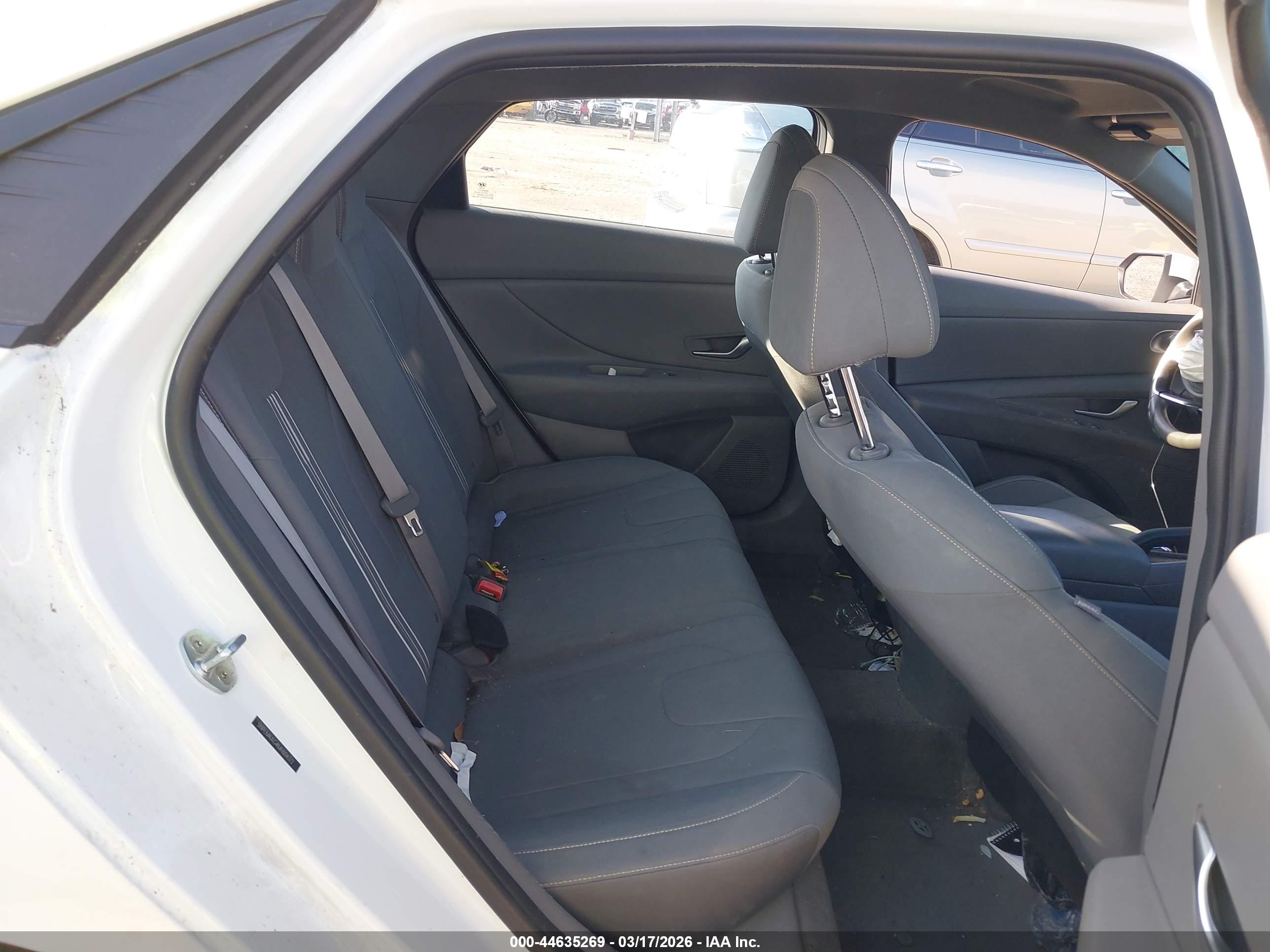 HYUNDAI ELANTRA image 8