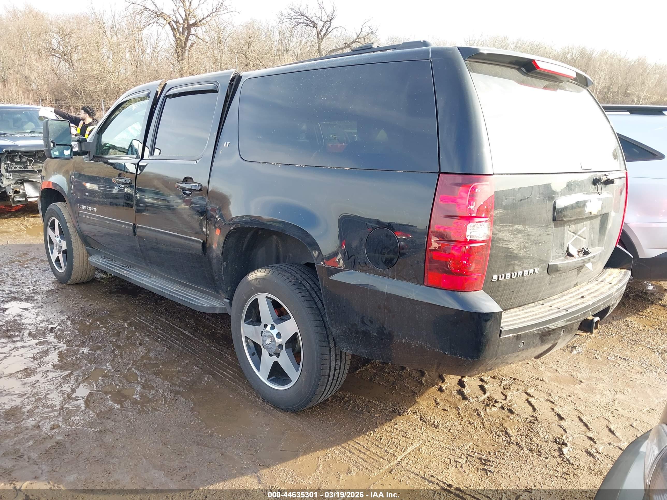 CHEVROLET SUBURBAN image 3