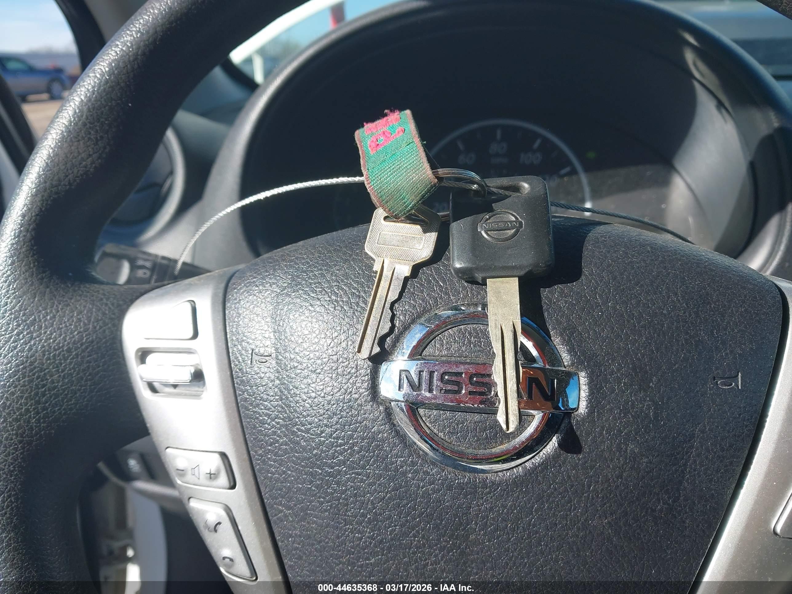NISSAN VERSA image 11