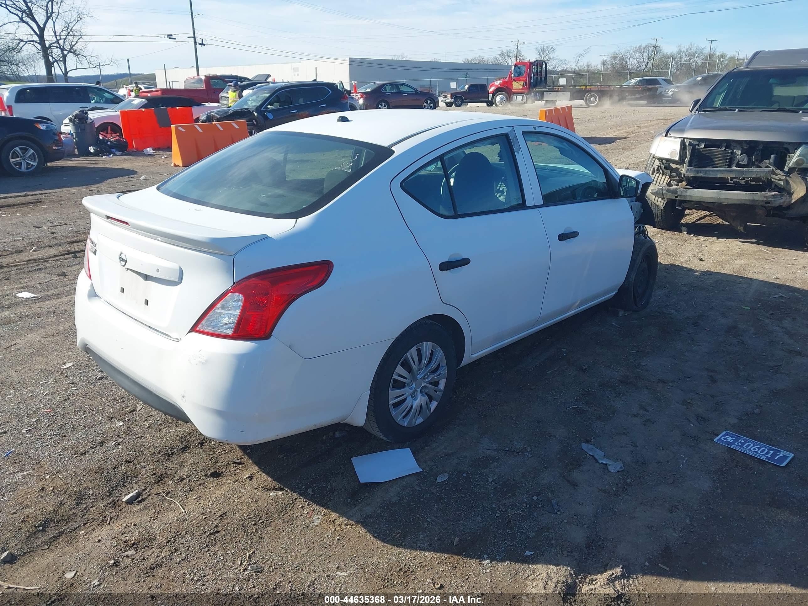 NISSAN VERSA image 4