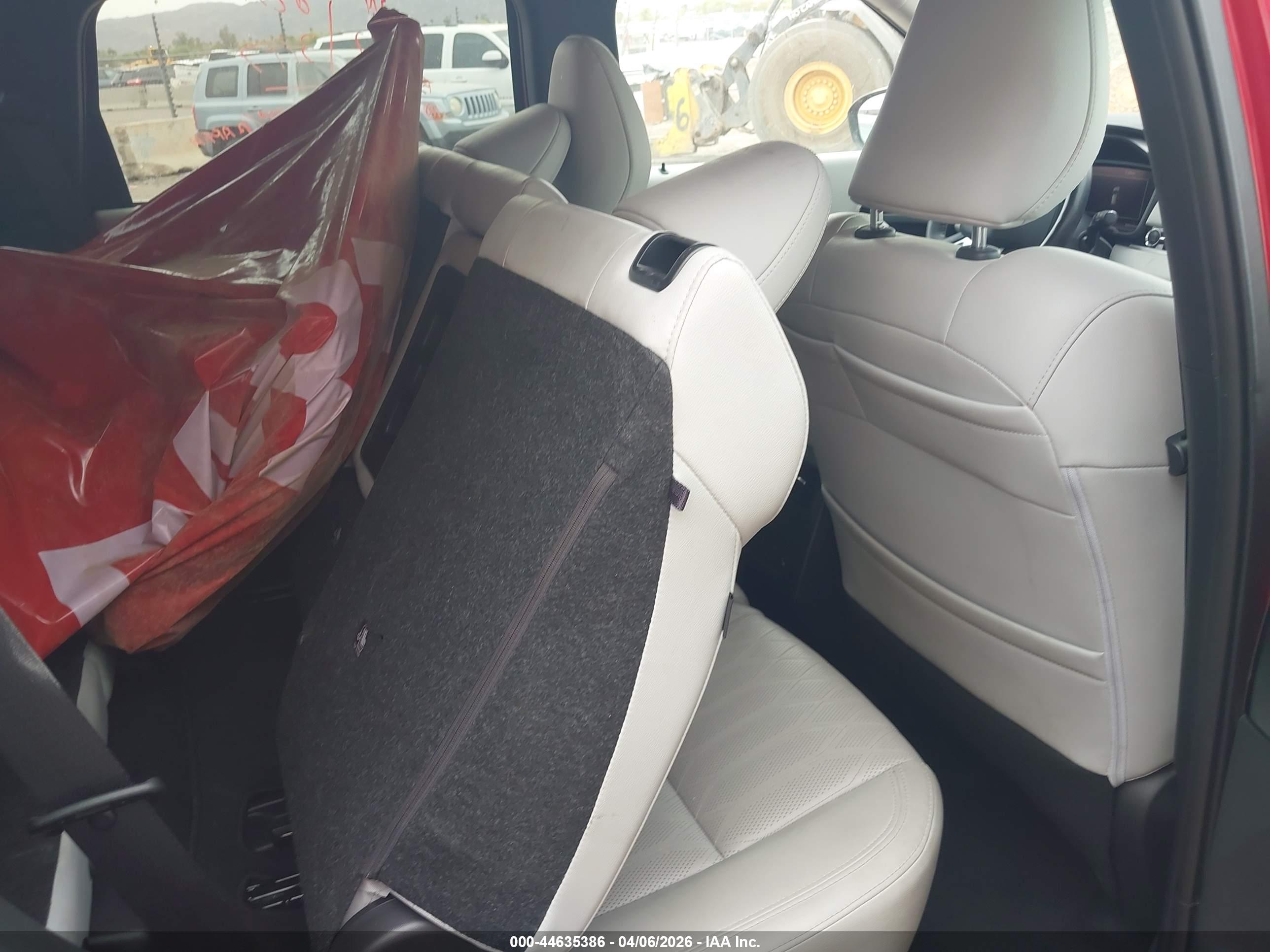 MITSUBISHI OUTLANDER image 8