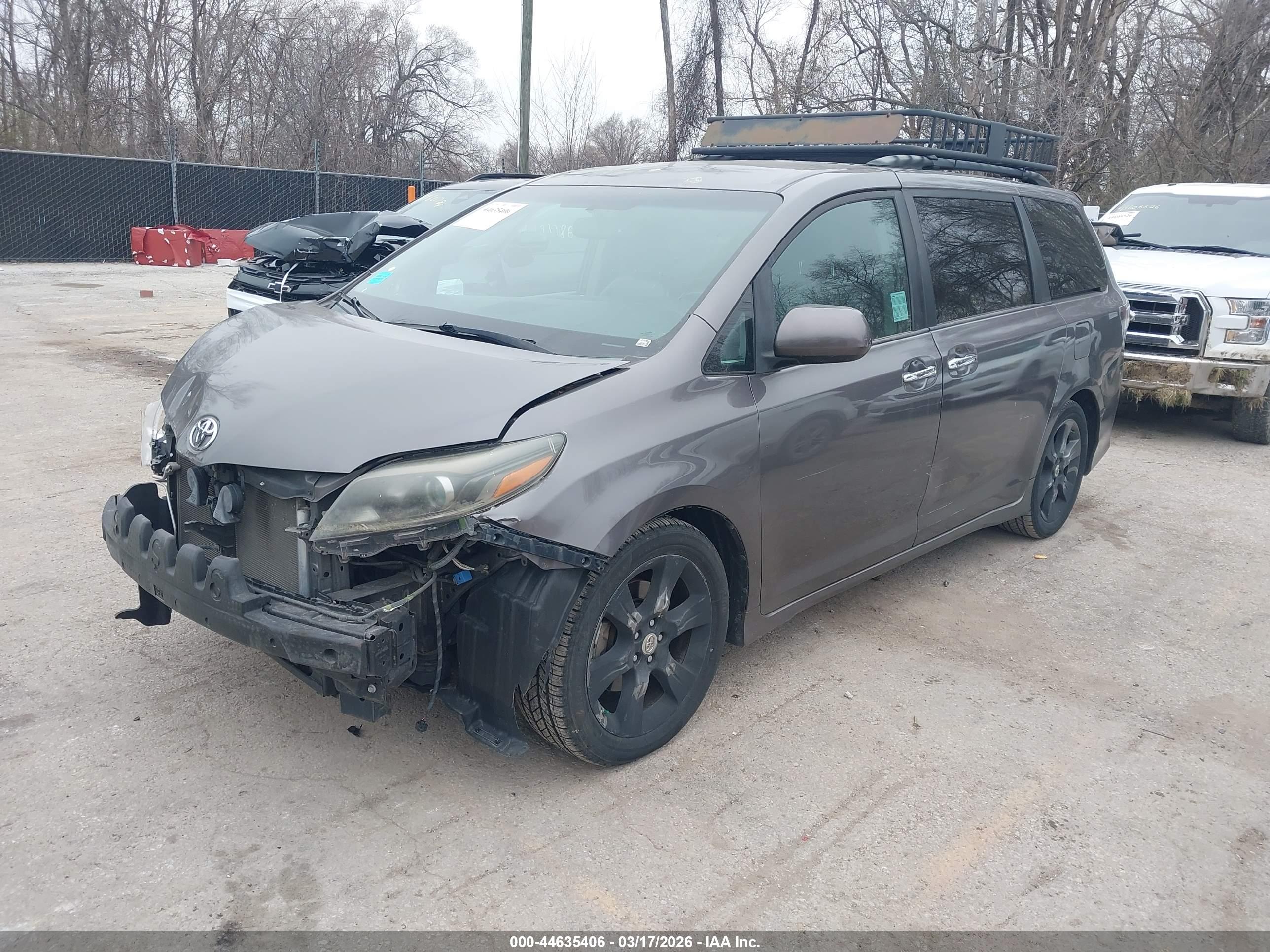 TOYOTA SIENNA image 2