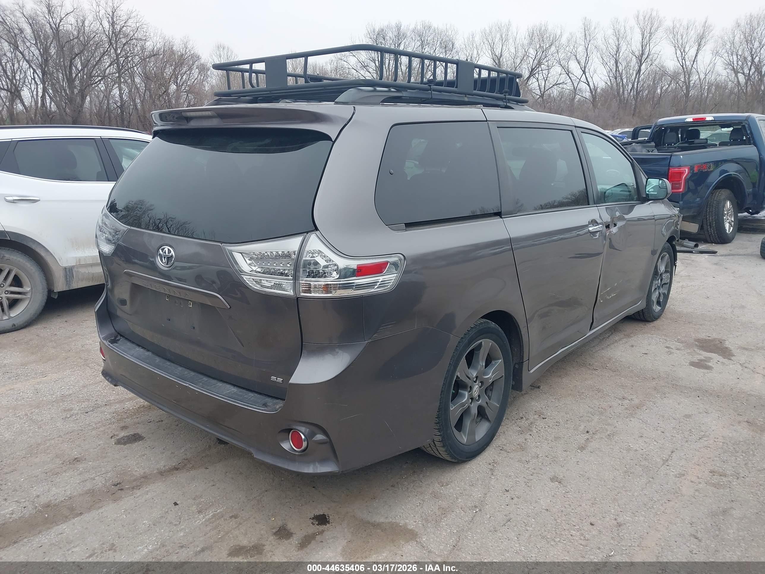 TOYOTA SIENNA image 4