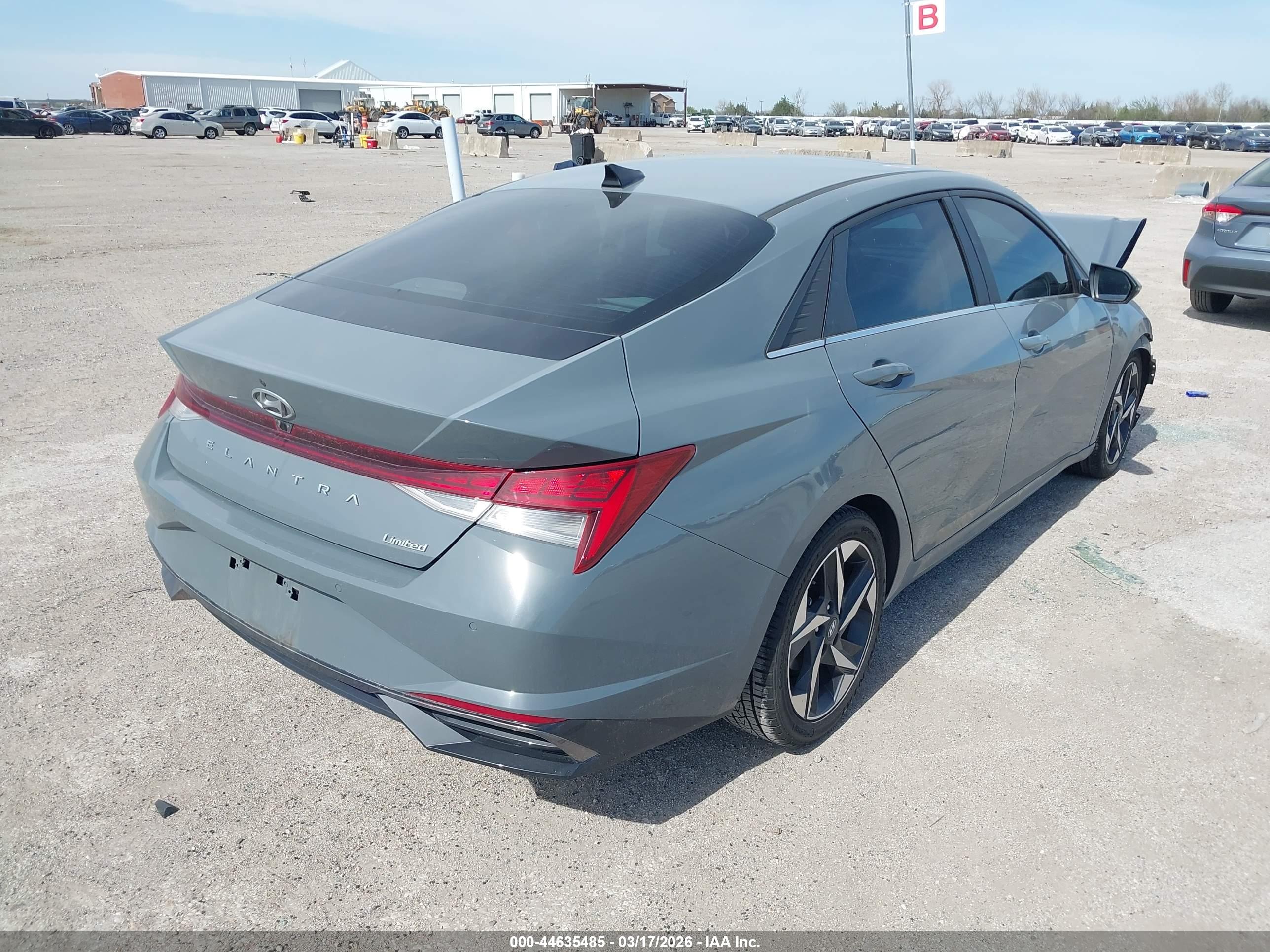 HYUNDAI ELANTRA image 4