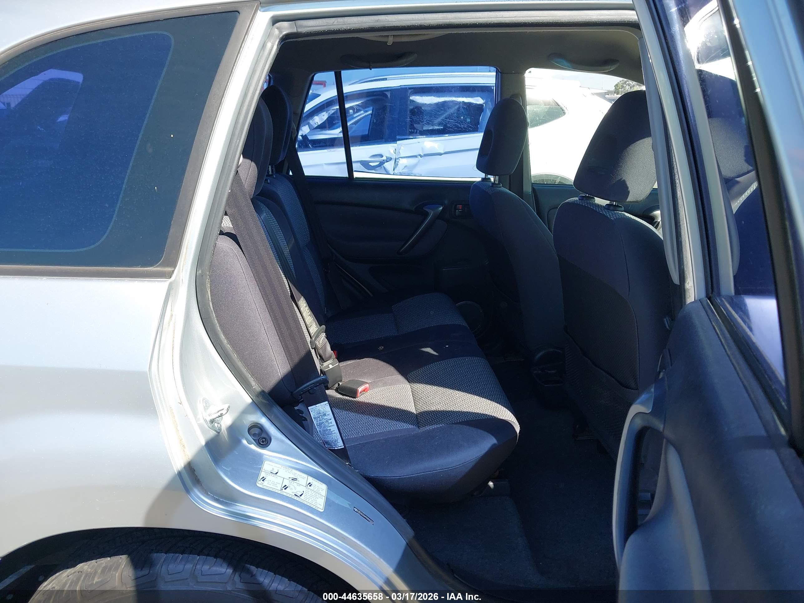 TOYOTA RAV4 image 8