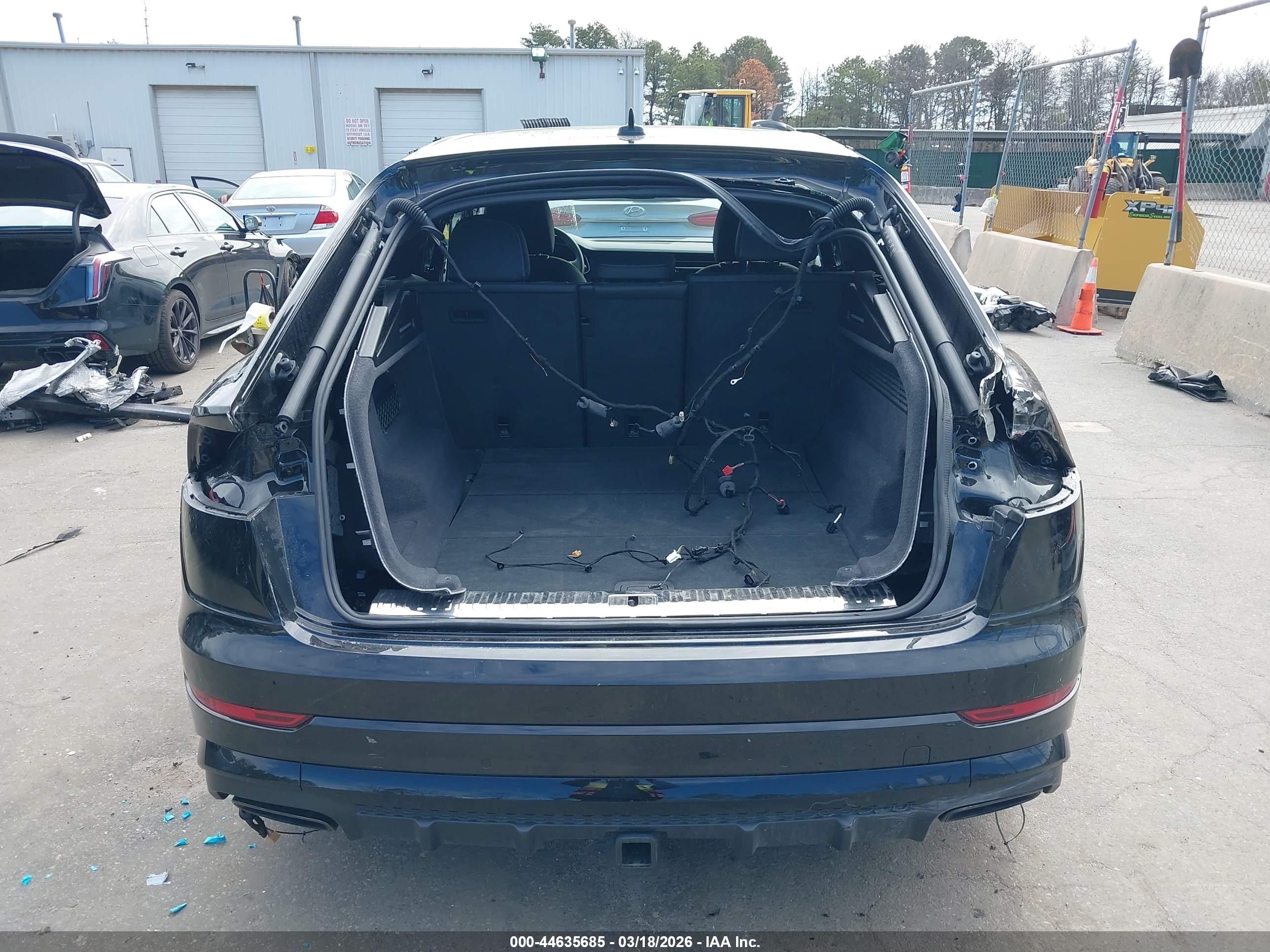 AUDI Q8 image 6