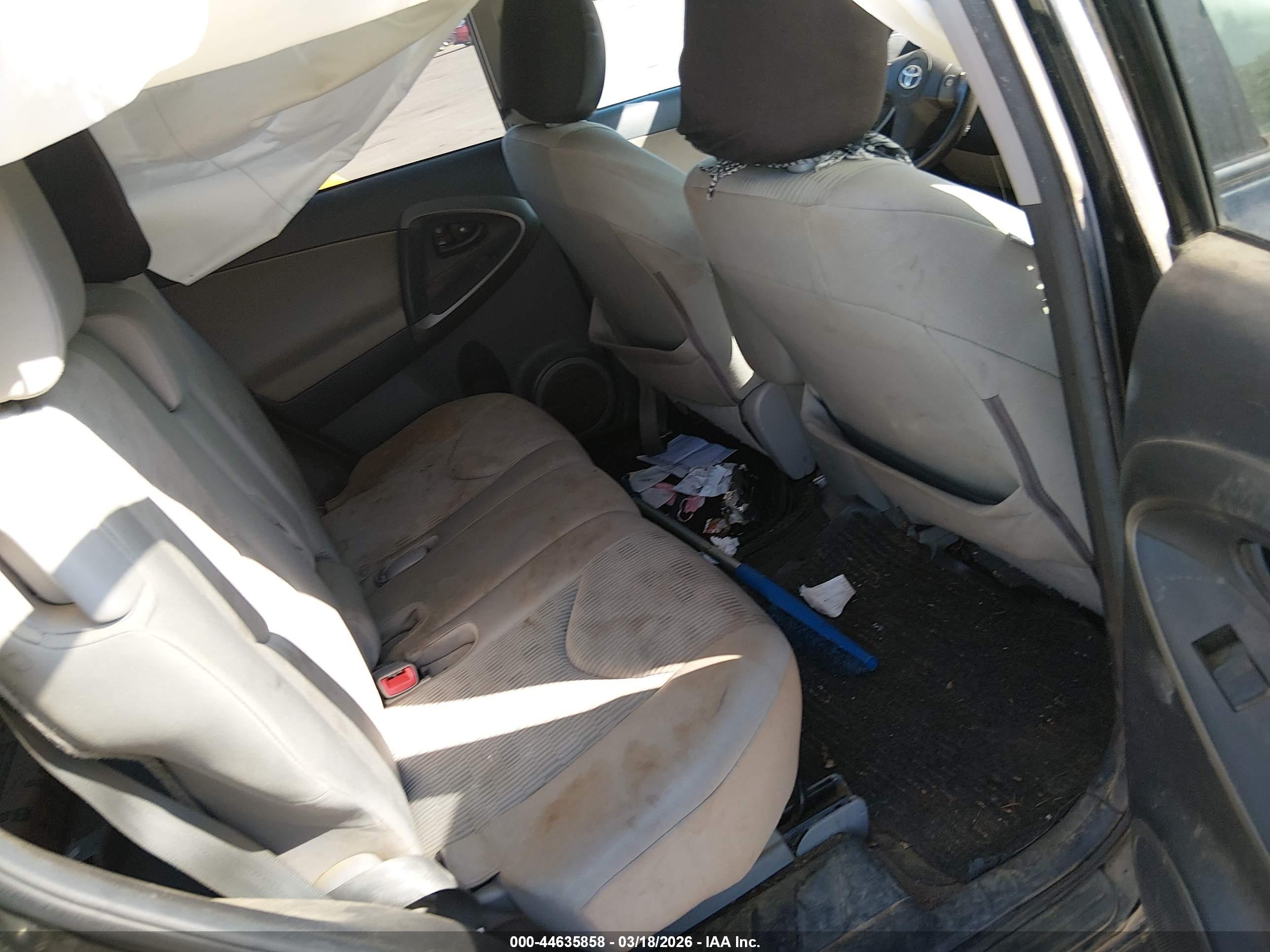 TOYOTA RAV4 image 8