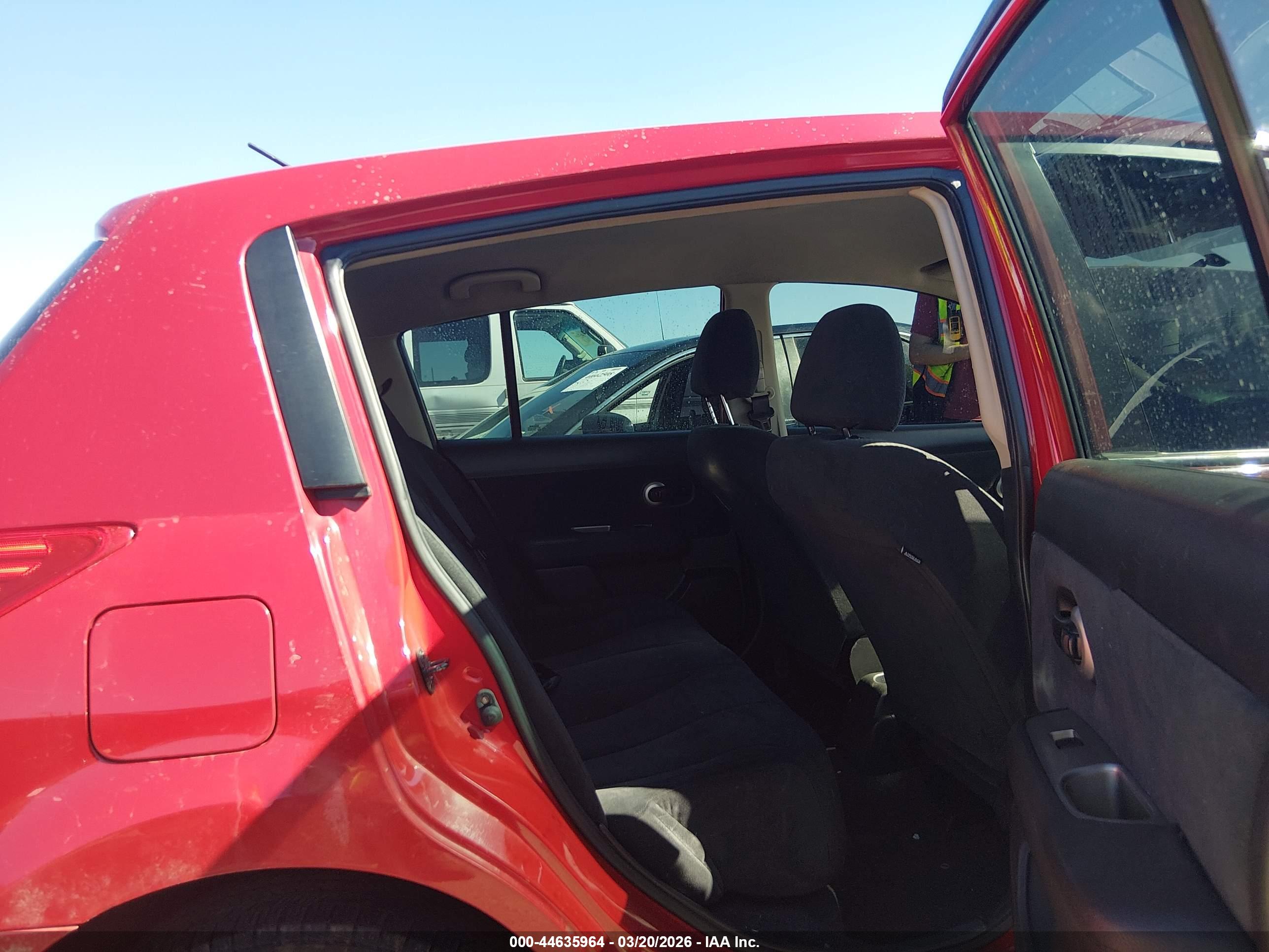NISSAN VERSA image 8