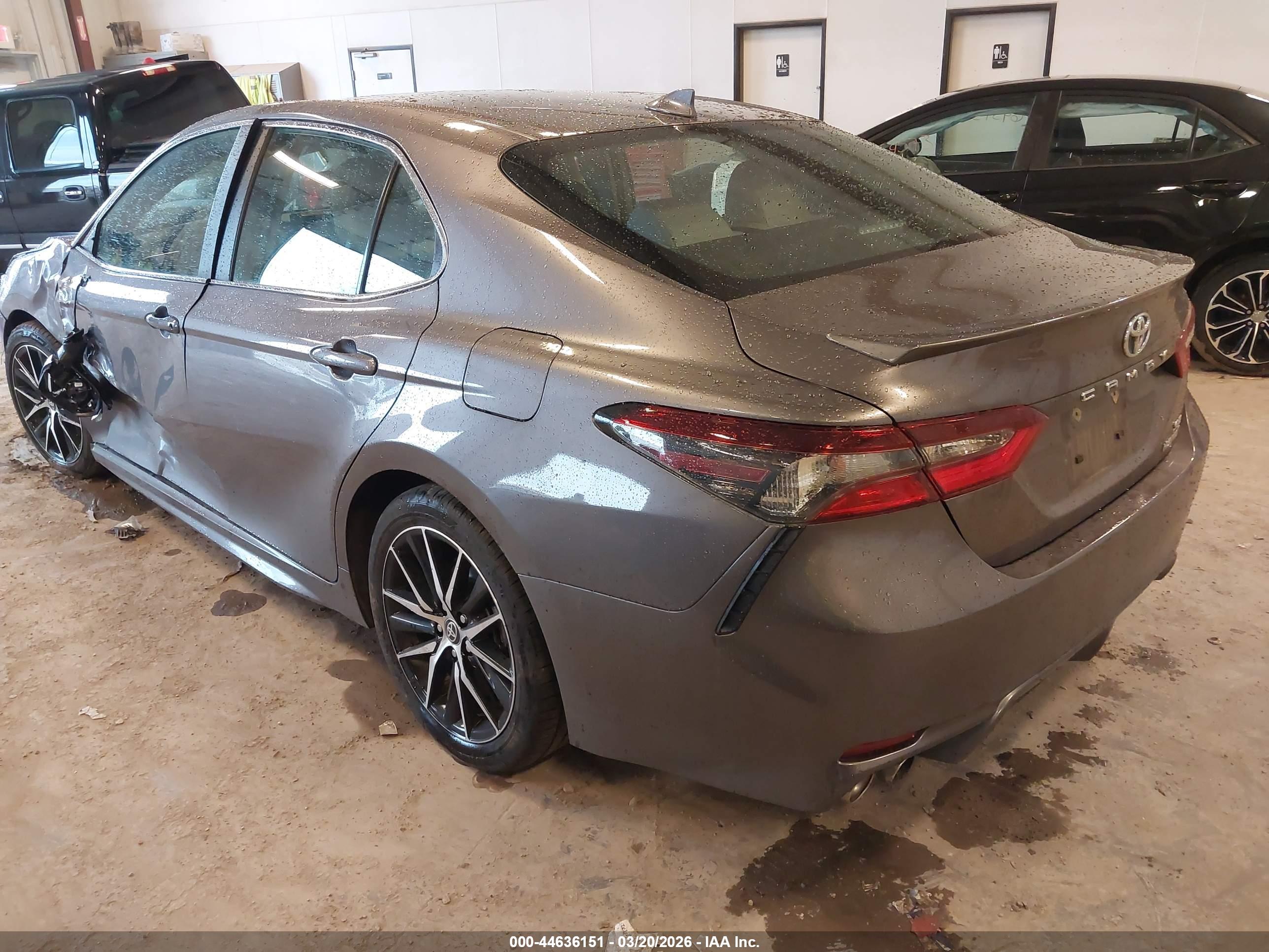 TOYOTA CAMRY image 3