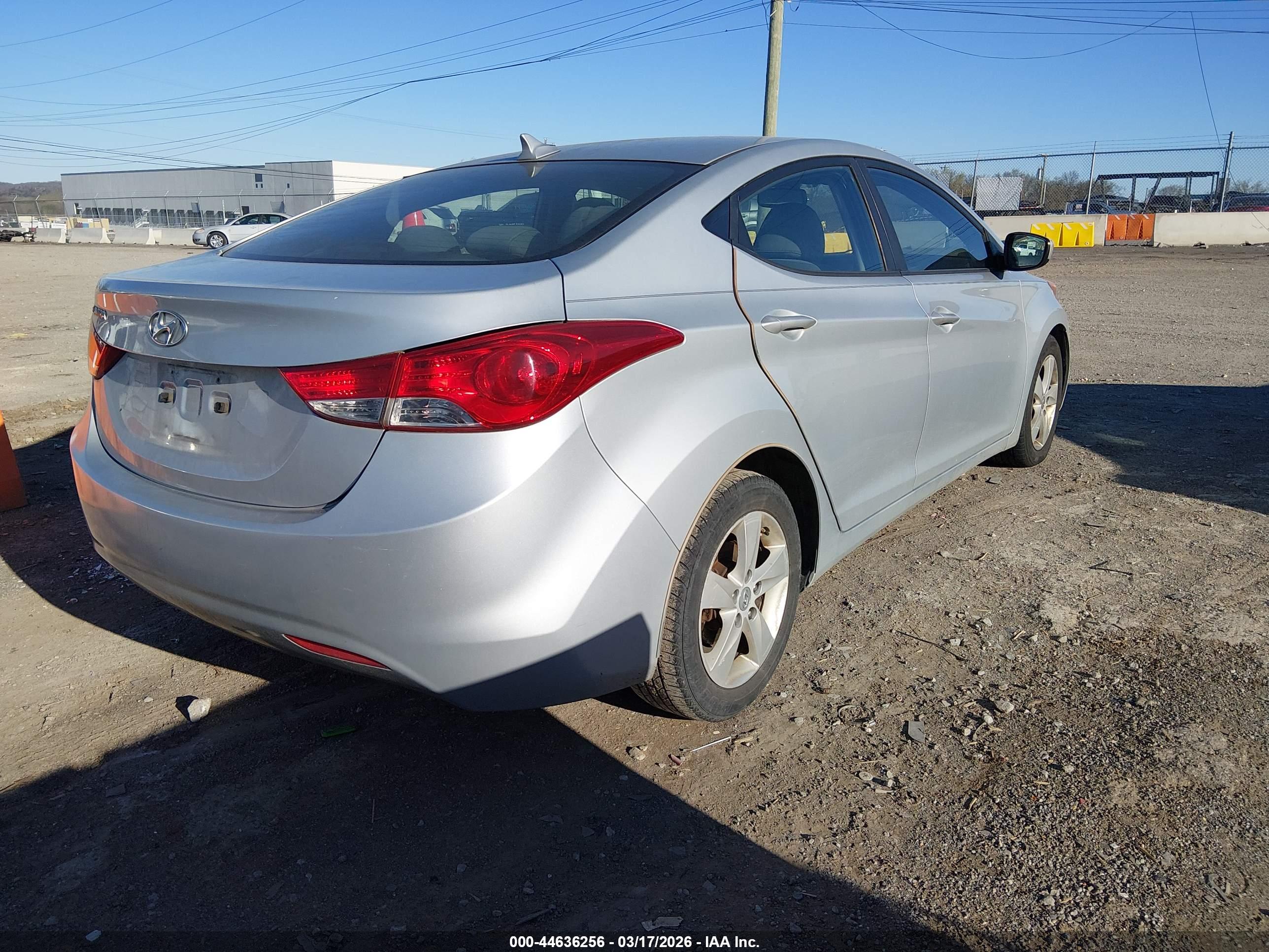 HYUNDAI ELANTRA image 4