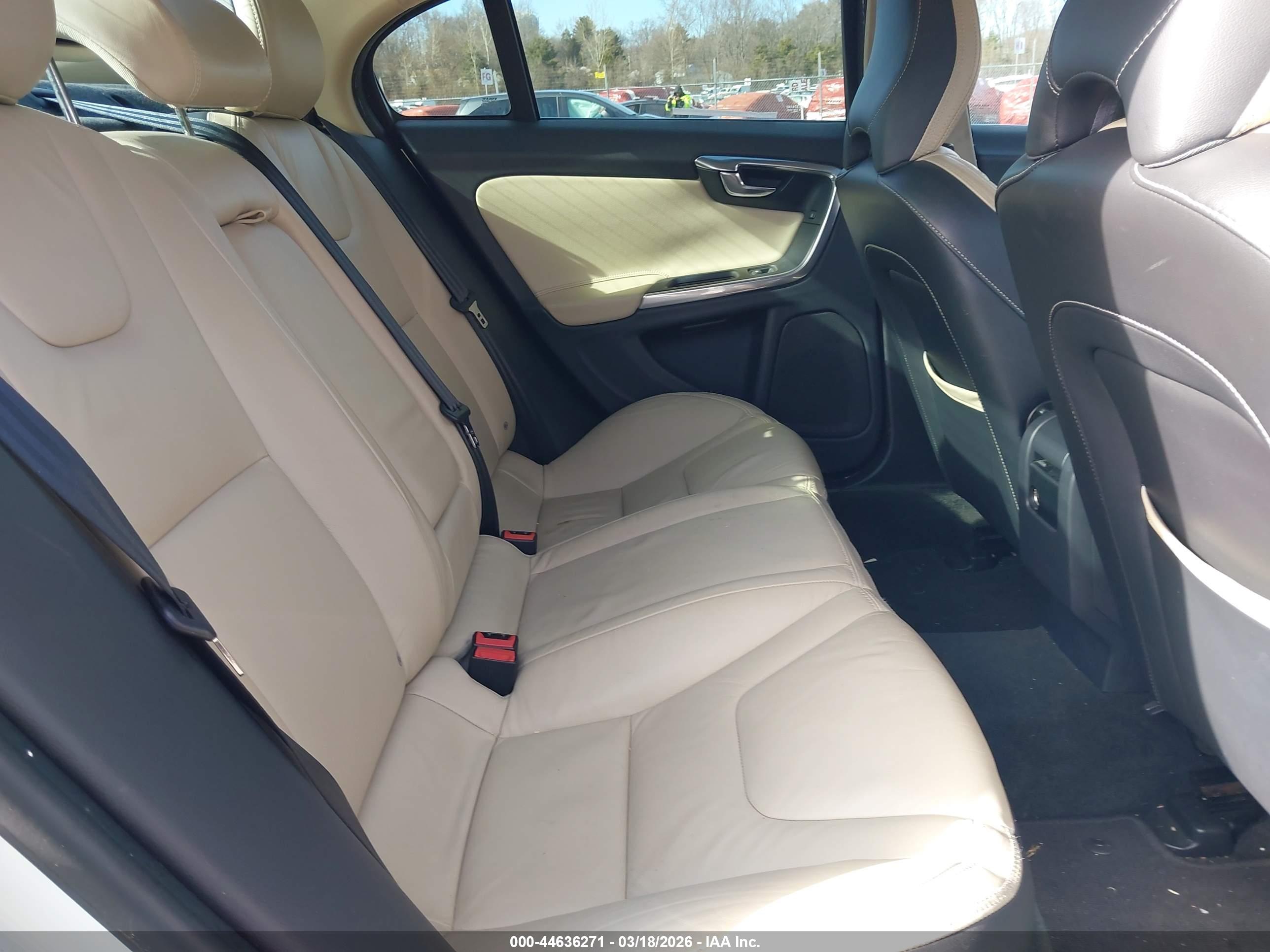 VOLVO S60 image 8