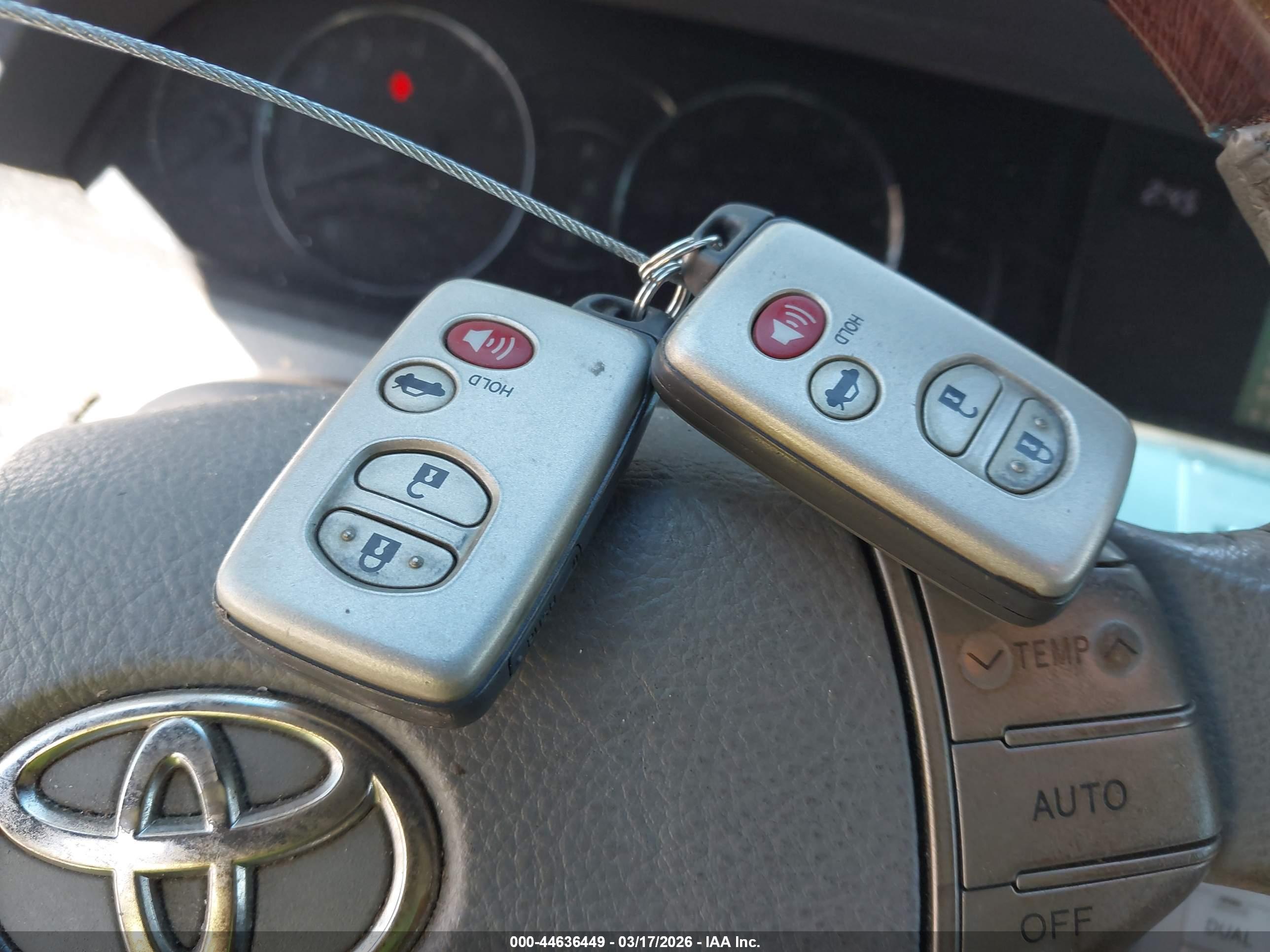 TOYOTA AVALON image 11