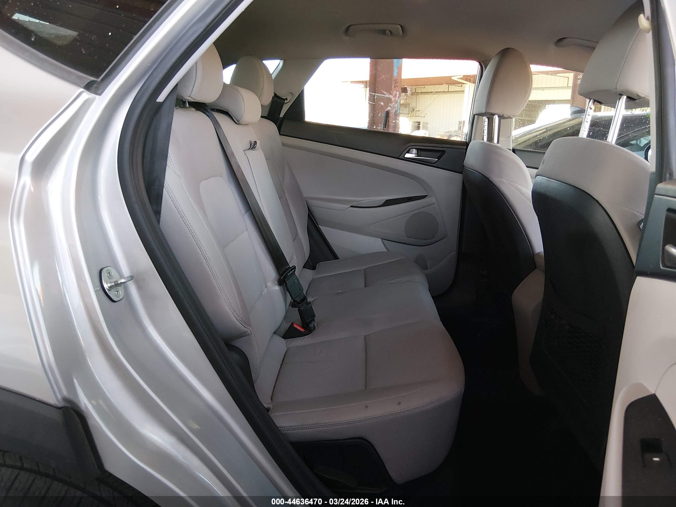 HYUNDAI TUCSON image 8
