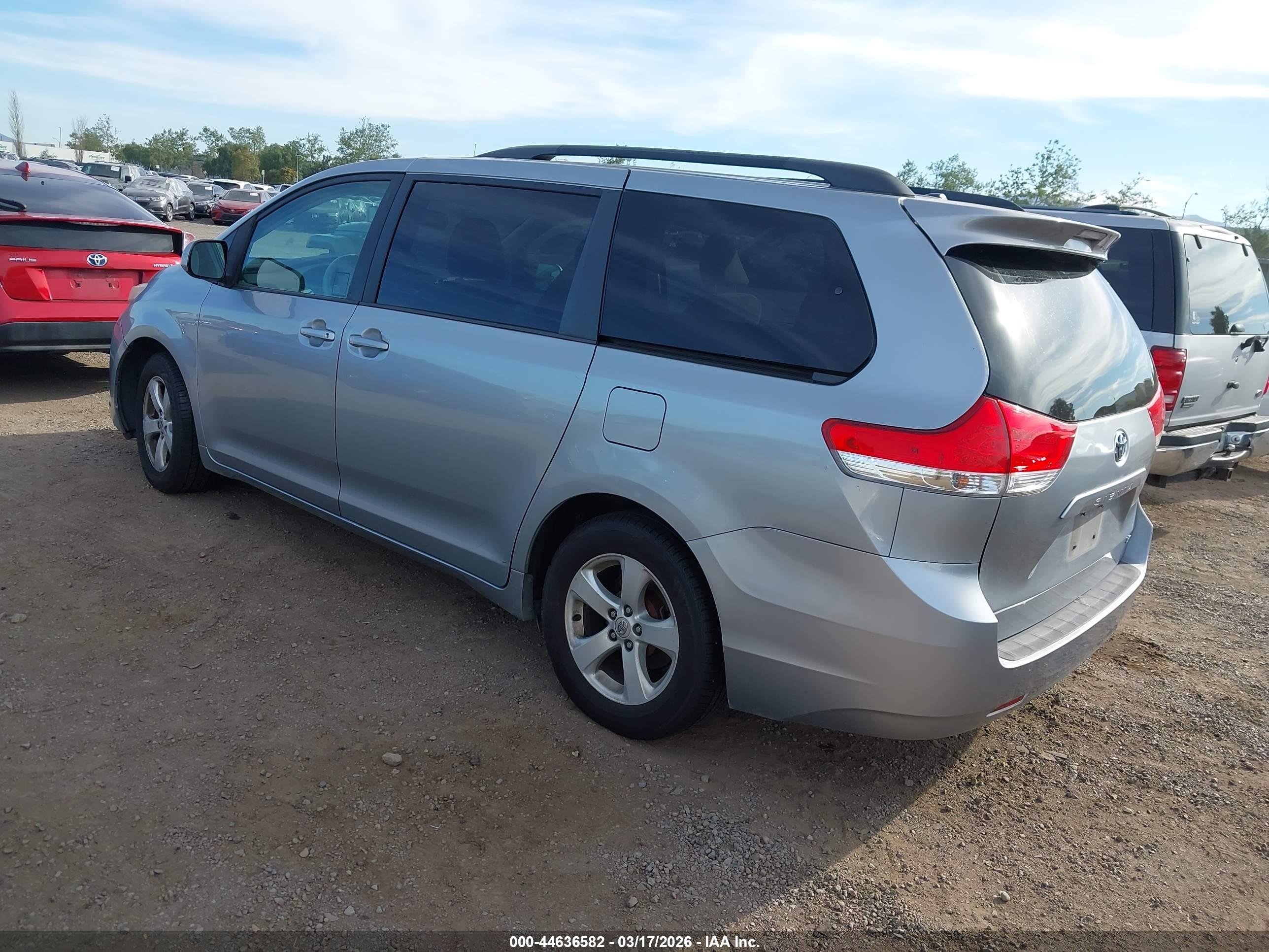 TOYOTA SIENNA image 3