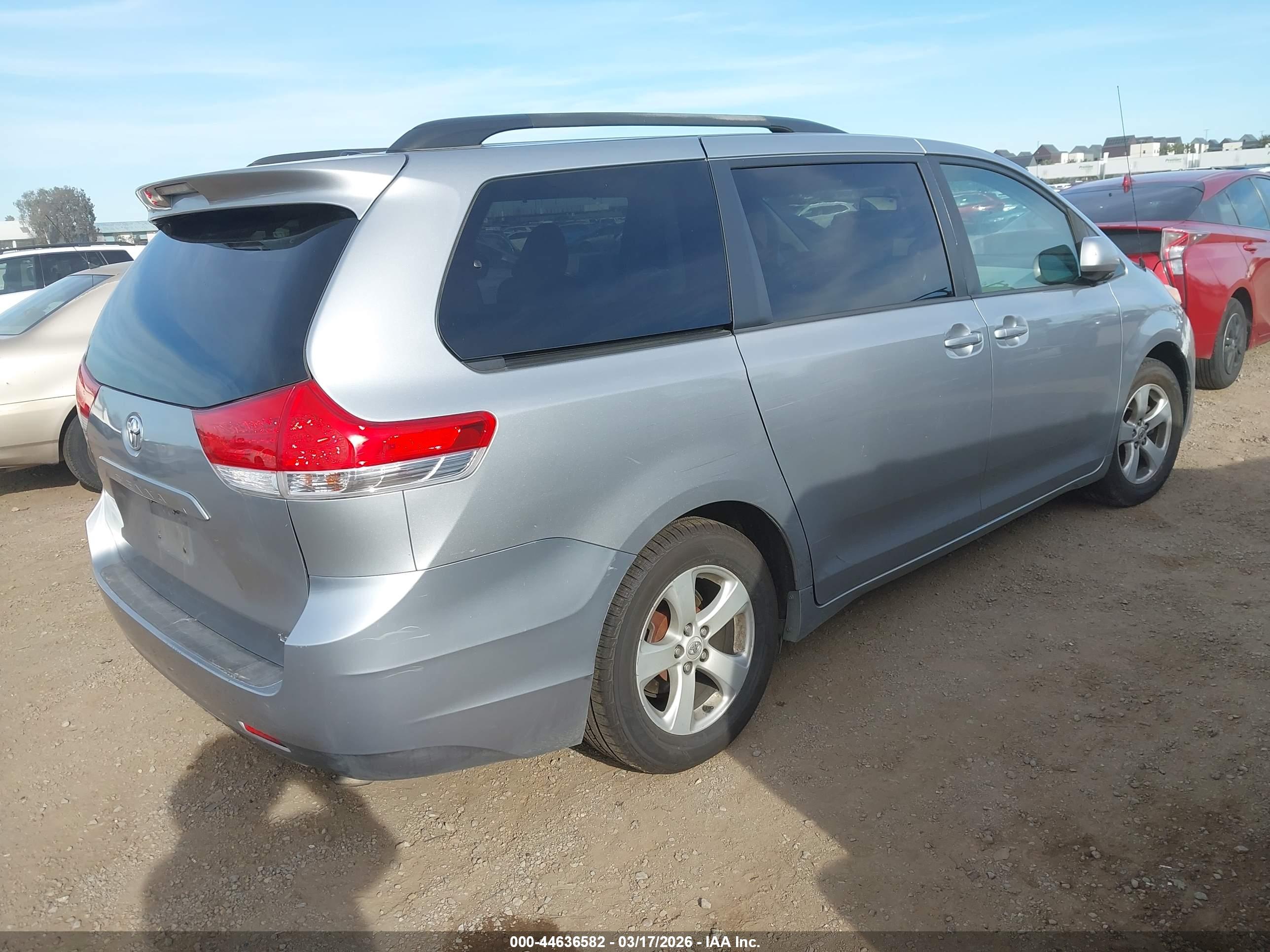 TOYOTA SIENNA image 4