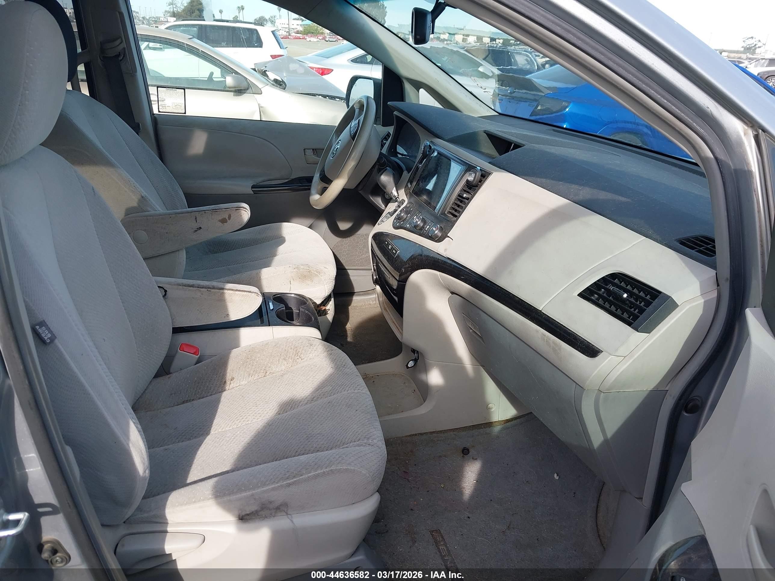 TOYOTA SIENNA image 5