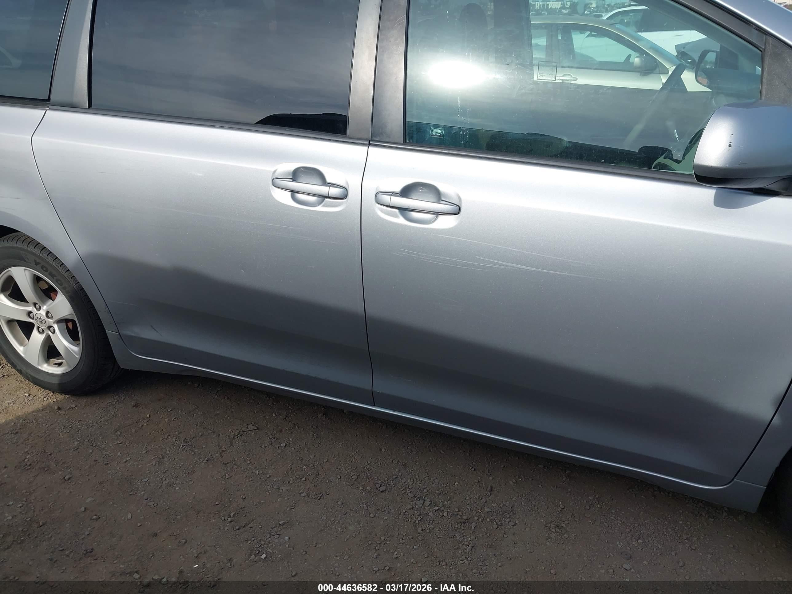 TOYOTA SIENNA image 6
